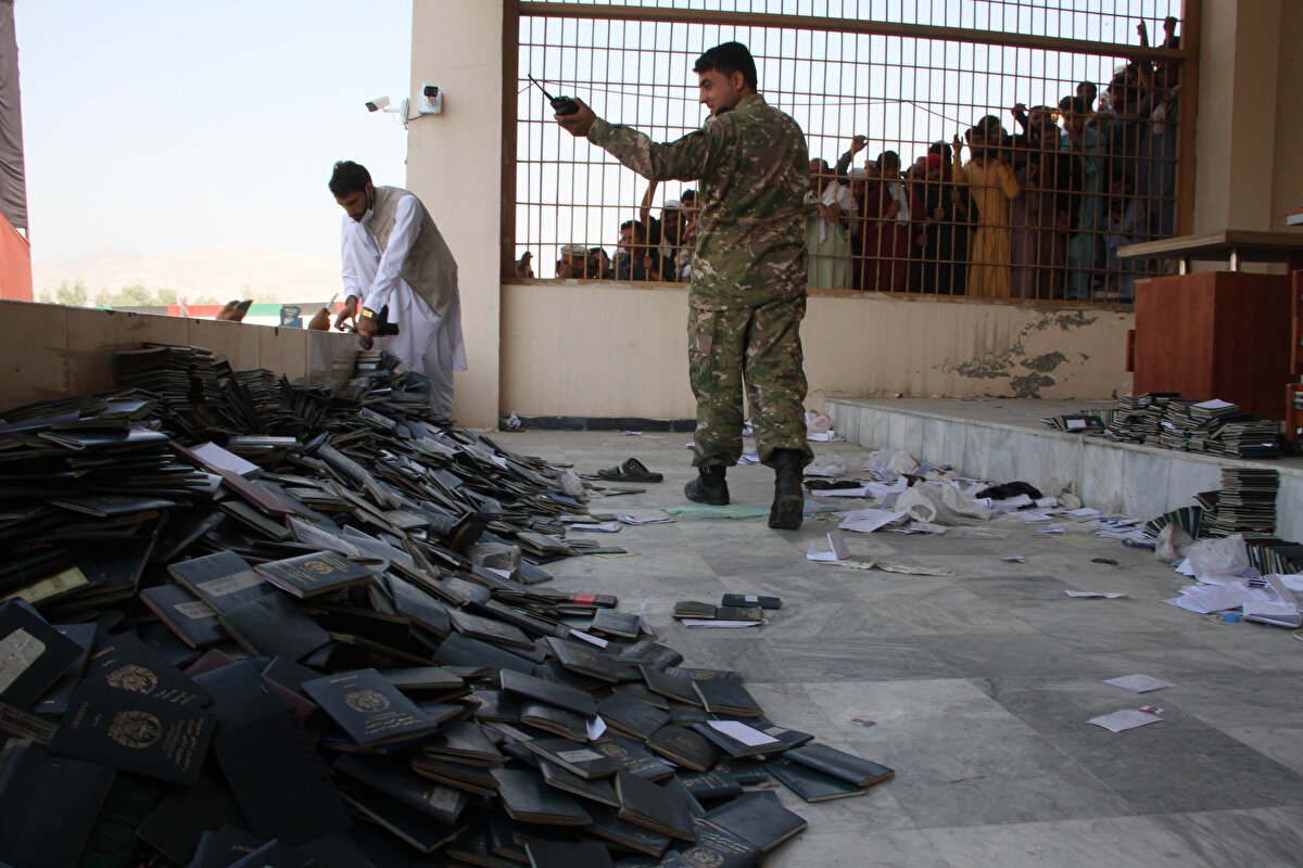 Afganistan'da vize için toplanan kalabalıkta çıkan izdiham 11 can aldı