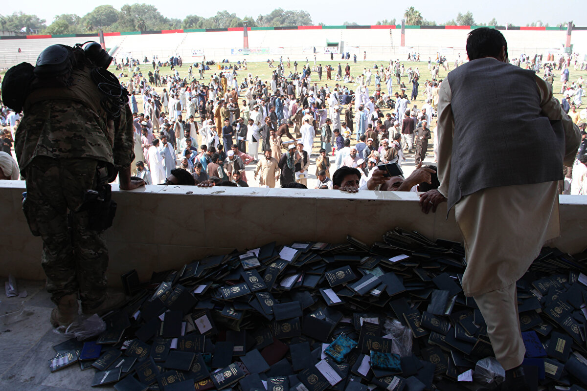 Afganistan'da vize için toplanan kalabalıkta çıkan izdiham 11 can aldı