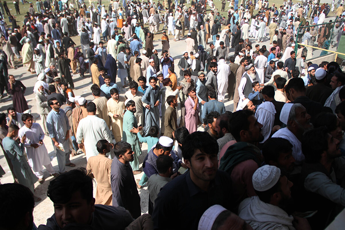 Afganistan'da vize için toplanan kalabalıkta çıkan izdiham 11 can aldı