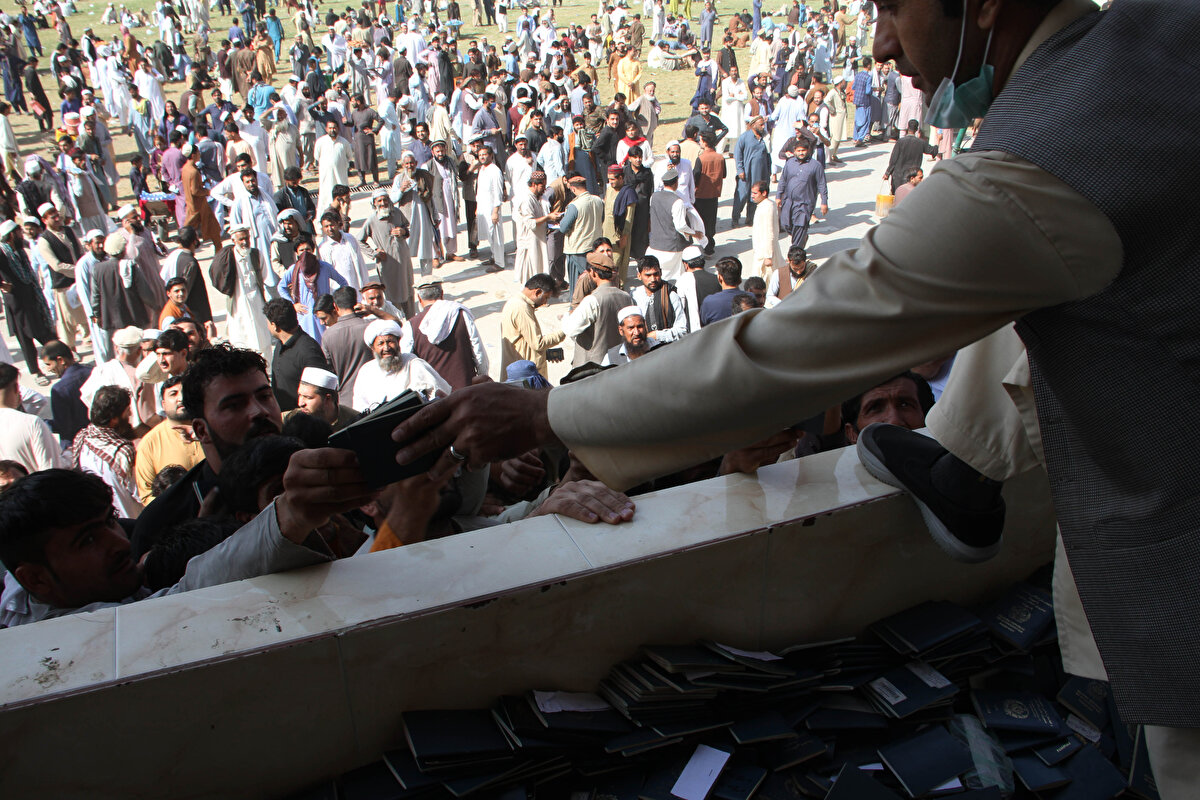 Afganistan'da vize için toplanan kalabalıkta çıkan izdiham 11 can aldı