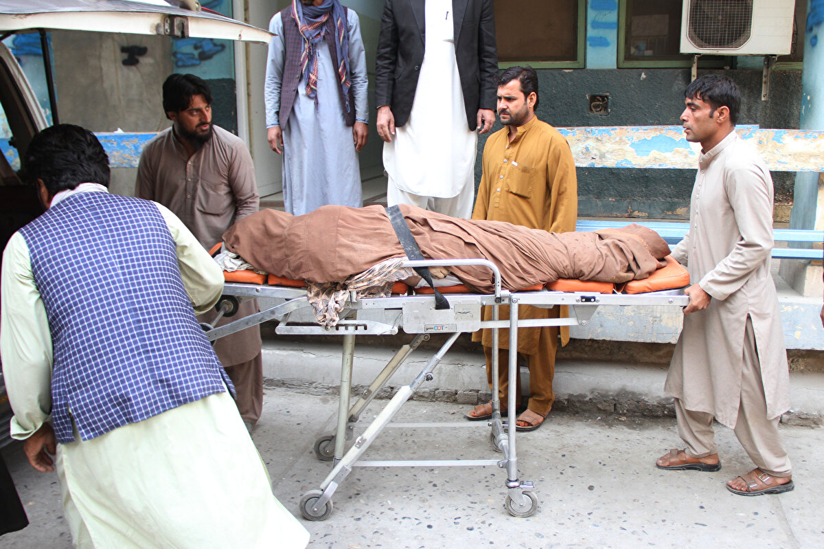 Afganistan'da vize için toplanan kalabalıkta çıkan izdiham 11 can aldı