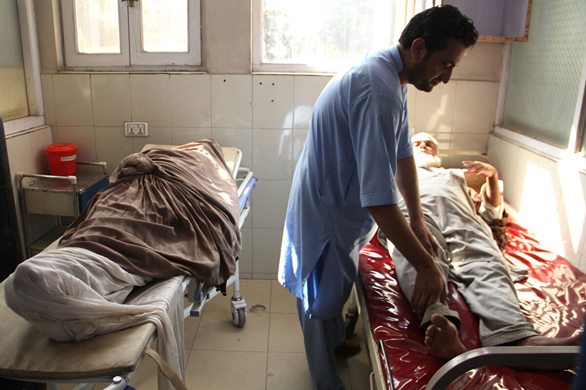 Afganistan'da vize için toplanan kalabalıkta çıkan izdiham 11 can aldı