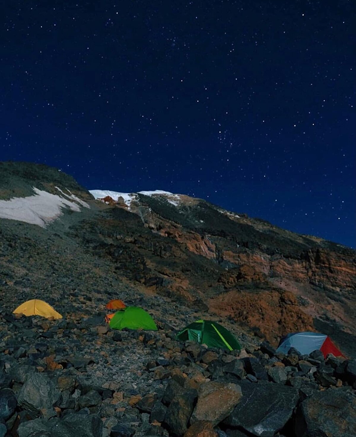 Ağrı Dağı’nın en güzel manzaralarını Iğdır yönünden Doğubeyazıt’a doğru gelirken ve Ermenistan’ın başkenti Erivan’dan görebilirsin. Pandemi sürecinde; insandan uzak, doğaya yakın rotalar seçmek en doğrusu.⠀