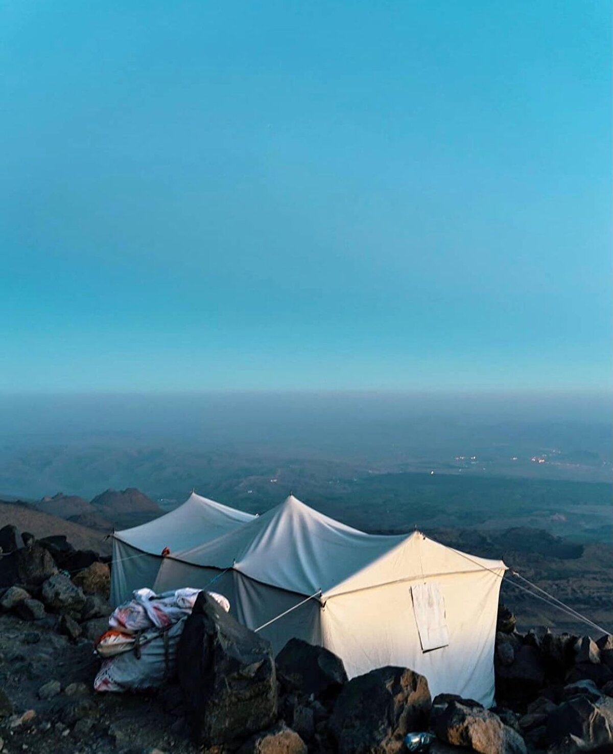📌 Ağrı deyince aklımıza iki önemli yer geliyor, birincisi Türkiye’nin en yüksek zirvesine ev sahipliği yapan ve pek çok din için kutsal sayılan Ağrı Dağı.