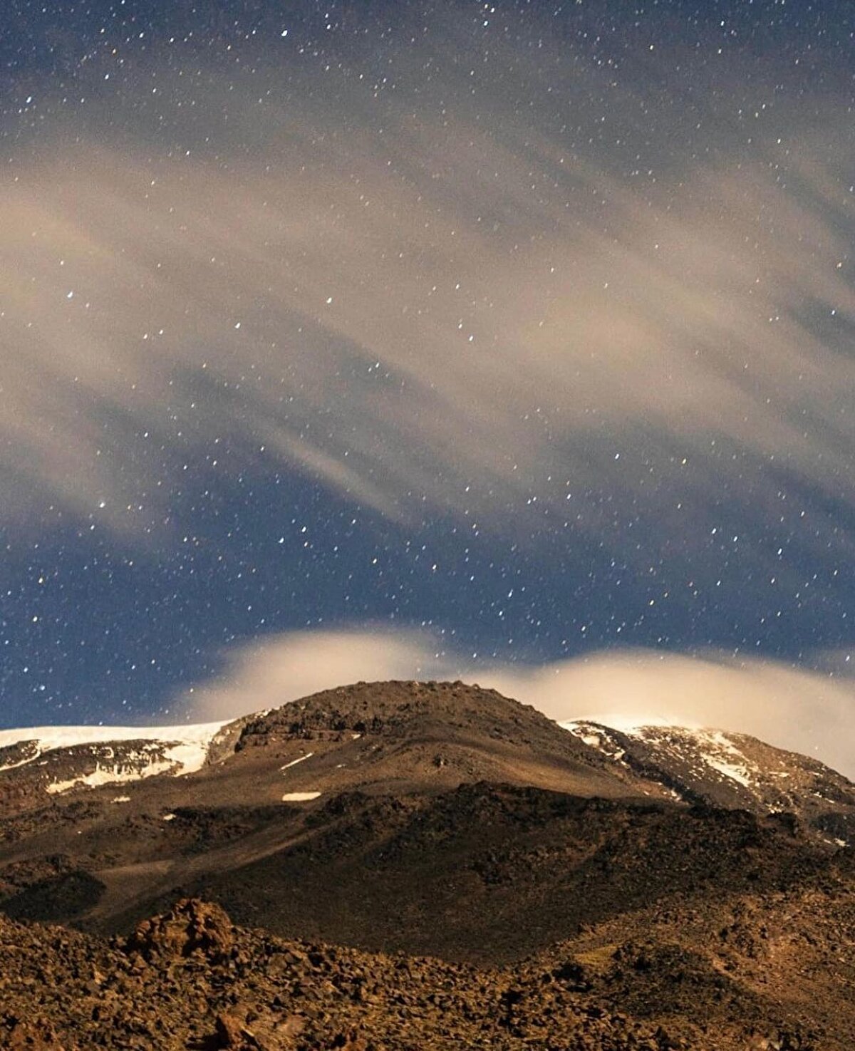 İkincisi ise Osmanlı’nın Anadolu’daki son sarayı olan taş işçiliği ile dillere destan İshak Paşa Sarayı. Ağrı Dağı ve İshak Paşa Sarayı’nın yanı sıra Ağrı’da gezilecek yerler listesinde daha pek çok yer var. Ama bugün gözümüz Ağrı Dağı’nda.⠀