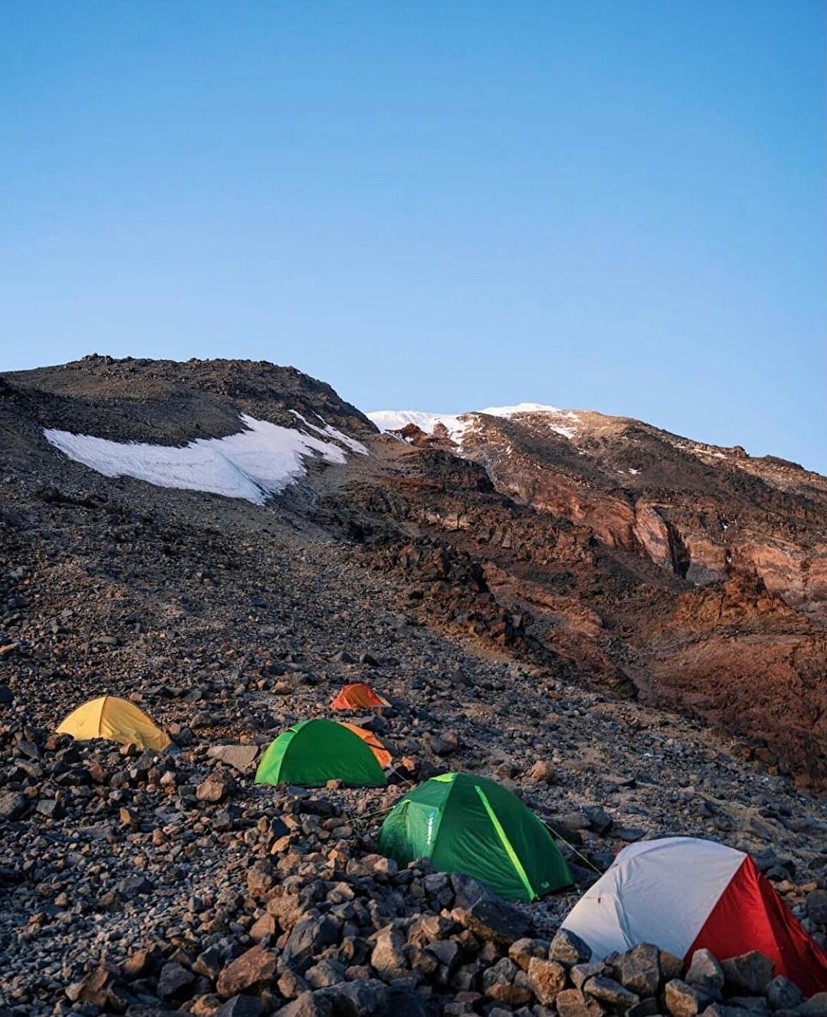 🏔 5137 metre yüksekliği ile Avrupa ve Türkiye’nin en yüksek zirvesi Ağrı Dağı’nda bulunuyor. Ağrı Dağı zirvesinde yer alan takke buzulu, dört mevsim erimez, belki de binlerce yıldır oradadır. Volkanik olan dağın için bir zirvesi daha var, oraya da Küçük Ağrı adı veriliyor.