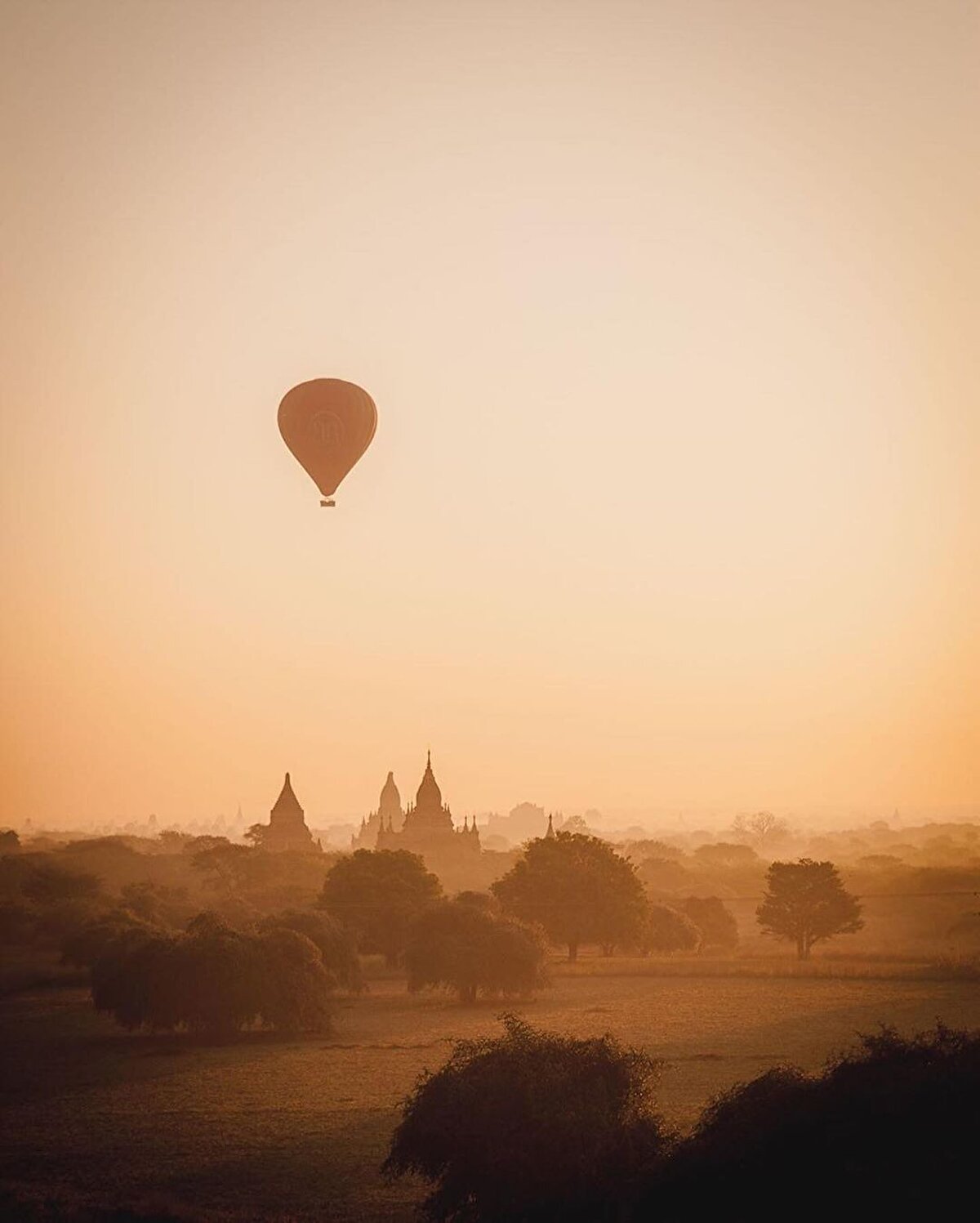 ☀ Dünyanın en koyu Budist ülkesi olan 50 milyon nüfuslu Myanmar’da 500.000’in üzerinde keşiş bulunuyor. Keşişler ve rahibeler o kadar fazla ki, yanınızdan geçen normal giyimli insanlar kadar safron rengi ve kırmızı renklerdeki giysilerini giymiş keşişlere rastlıyorsunuz.