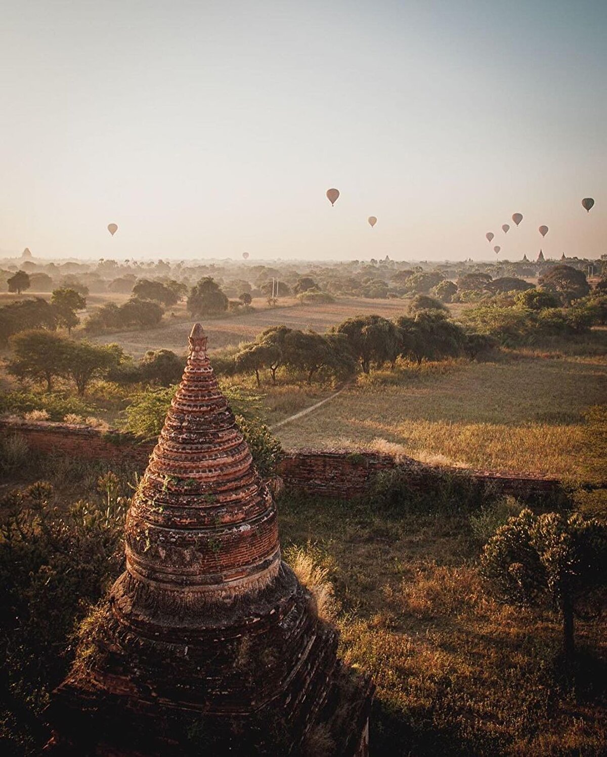 📌 Myanmar’ın haritadaki yerini, vize konularını, nasıl gidileceğini az çok öğrendikten sonra bilinmesi gereken en önemli konu, Betel Nut’ın ne olduğu ve nasıl kullanıldığı. Zira Myanmar’a seyahat edenlerin Betel Nut ile Myanmar’a adım attıklarında karşılaşmaları şok edici ve travmatik olabilir. Betel Nut, bir uyuşturucu olarak anılmasa da etkili bir “uyarıcı”. Sokak satıcılarının her sokak başında, yiyecek pazarlarında ve tapınak girişlerinde hazırladığı yaprak sarması benzeri yeşil madde uzaktan görüldüğünde bir yiyecek sanılabilir ama konunun yiyecekle uzaktan yakından bir ilgisi yok.