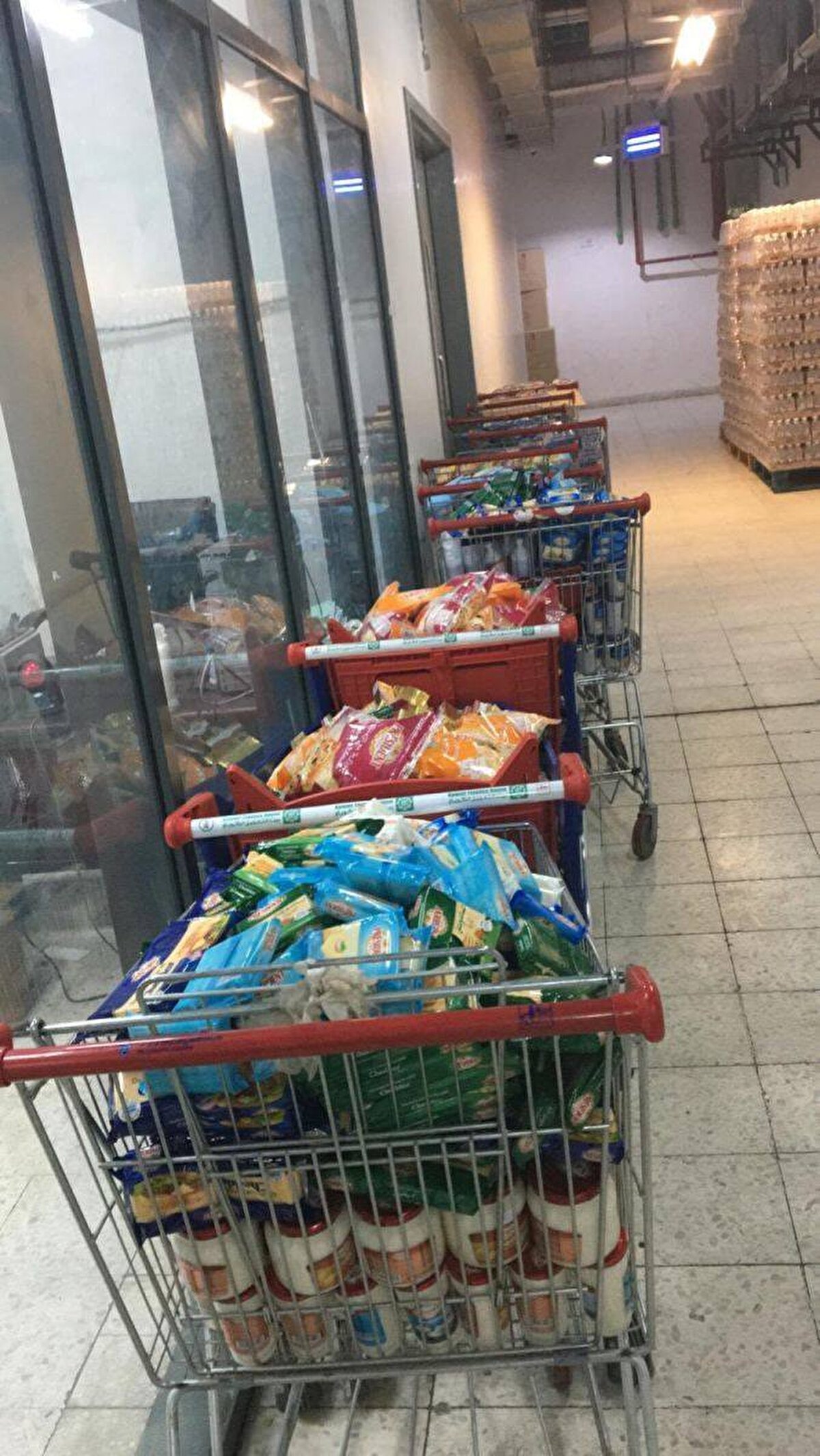 Katar'da bazı marketler Arap ve Müslüman dünyasını Fransız ürünlerini boykot yapmaya çağırırken Fransız ürünlerini raflarından kaldırdı. Katar'da devlete bağlı faaliyet gösteren Al Meera marketler zinciri tarafından yapılan açıklamada, Bir sonraki duyuruya kadar Fransız ürünlerini tüm şubelerimizden çekmeye başladık ifadesi kullanıldı.