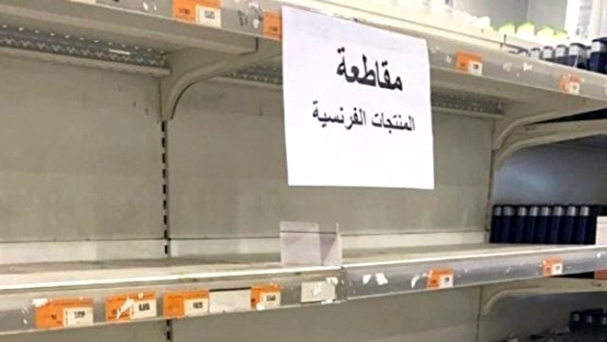 Kuveyt'teki marketler ise bütün Fransız ürünleri toplayıp depolara göndererek ürünlerin satışını durdurdu. 