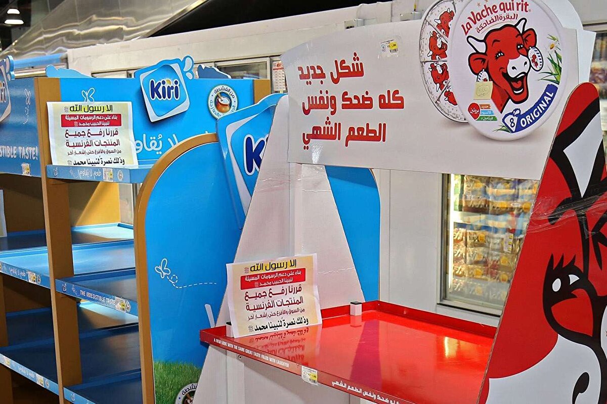 Libya Başkanlık Konseyi üyesi Muhammed Zayid, sosyal paylaşım sitesi Facebook'taki hesabından yaptığı açıklamada, Macron'un ifadelerini kınayarak, Hz. Muhammed'in kutsallığına kötü sözler ya da değersiz karikatürlerin dokunamayacağını belirtti.