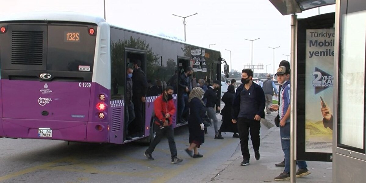 Altunizade metrobüs duraklarında kısmi bir yoğunluk yaşandı.
