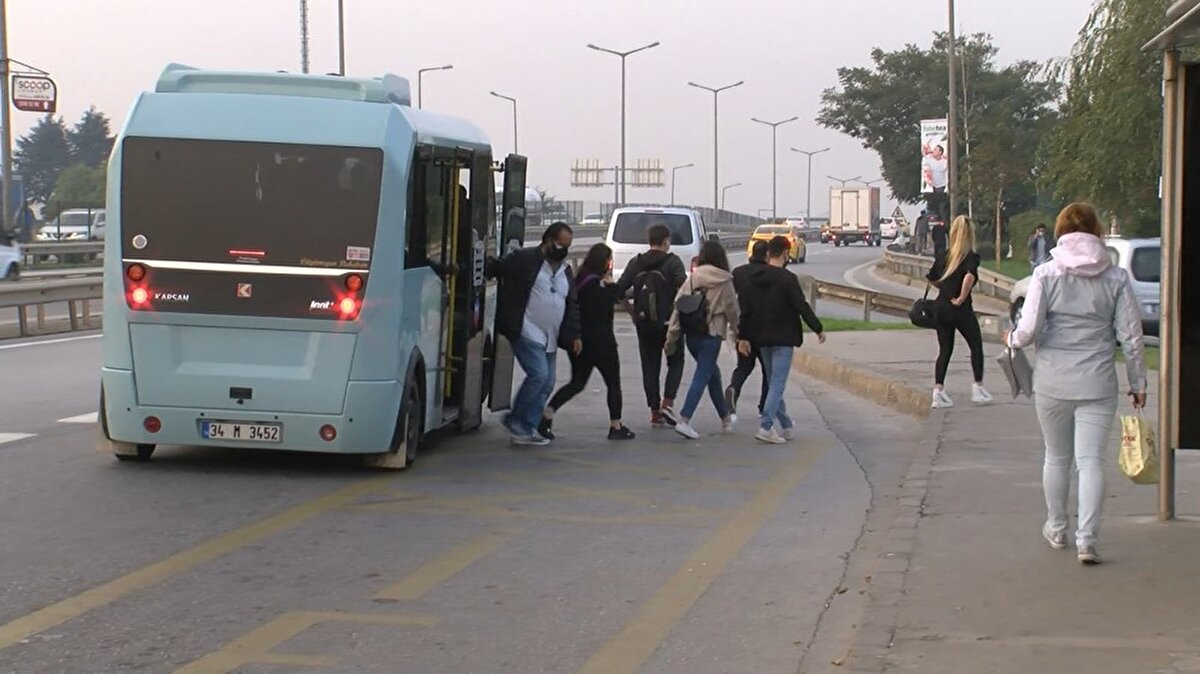 Sabah saatlerinde işe gitmek için D-100 Kartal Köprüsü'nde minibüs ve otobüsleri kullananlar sosyal mesafe kuralına uyulmadığı ve yolculuk esnasında bazılarında maskeleri çene altında olması dikkat çekti.

