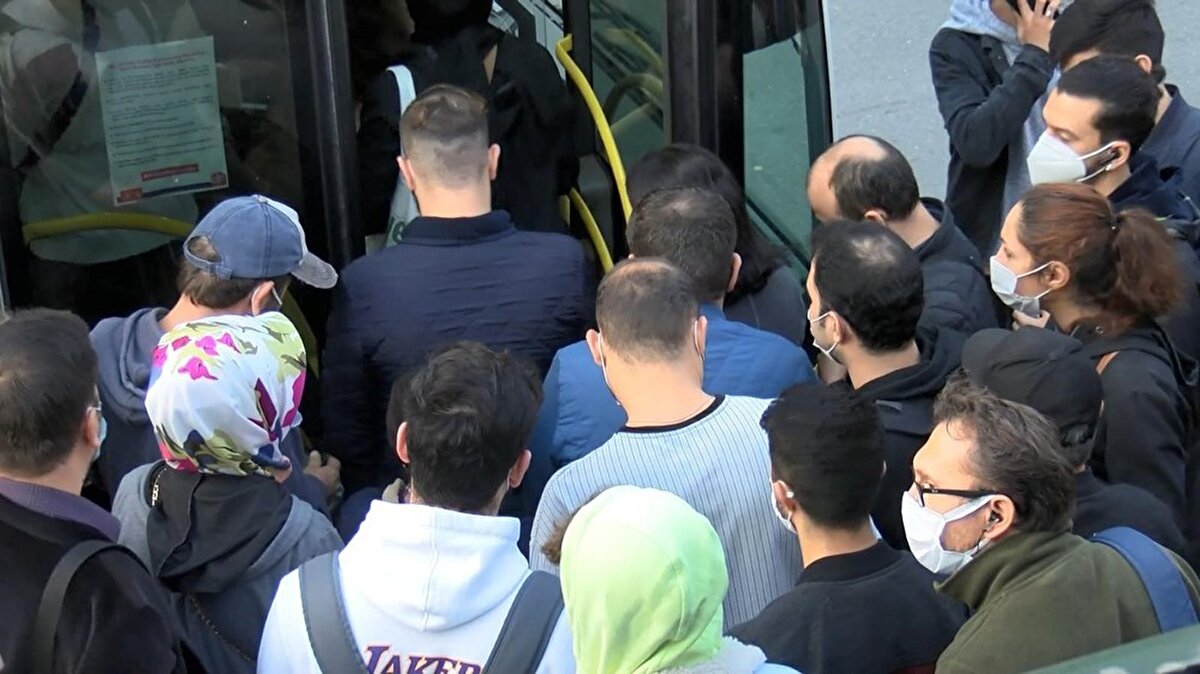 İstanbul'da sabah işe gidiş saatlerinde toplu taşıma araçları ve duraklarında yoğunluk yaşandı.
