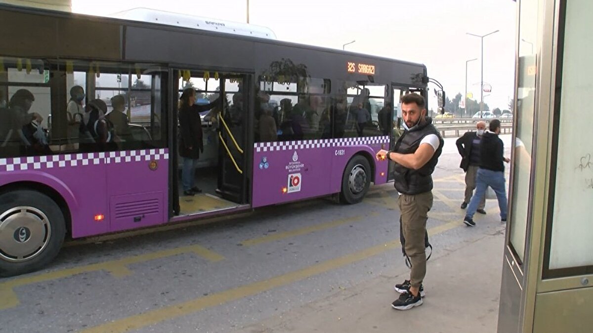 Özellikle üst geçit ve girişlerde sosyal mesafe kuralına uyulmadığı görüldü.
