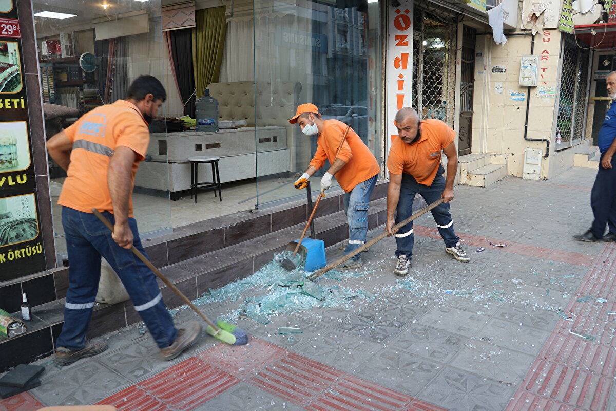 Patlamanın olduğu Fener Caddesi'ndeki fırında çalışan Nurettin Tekin, patlamanın işten çıktıktan kısa bir süre sonra olduğunu ve gelen ses sonrası neye uğradıklarını şaşırdıklarını söyledi. Güvenlik güçlerinin teröristleri hızlıca etkisiz hale getirmesi sonucu canlarını kurtardıklarını dile getiren Tekin, "Allah bizi korudu. Polis, bir saniyelik davranışıyla felaketi önledi. Allah, güvenlik güçlerimizden razı olsun" dedi.