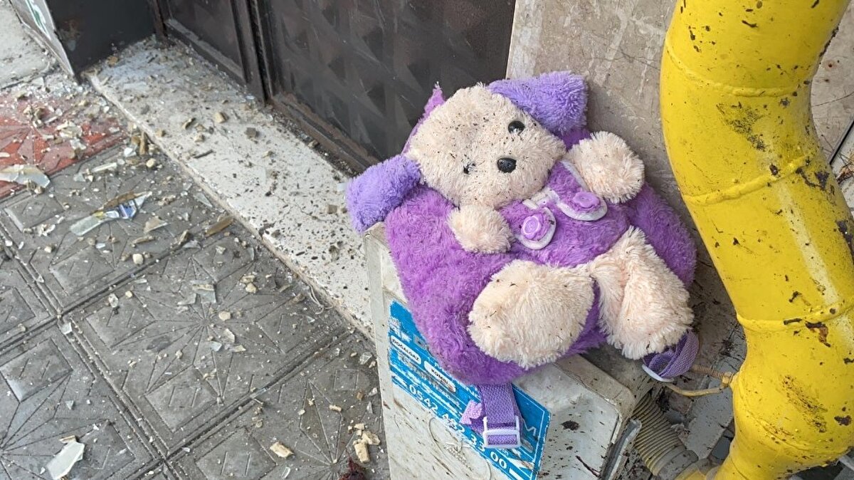 Bölgedeki diğer bir esnaf Mustafa Bölükbaş ise iş yeriyle evinin çok yakın olduğunu patlama sırasında evinin balkonunda yatsı namazı kıldığını dile getirdi.