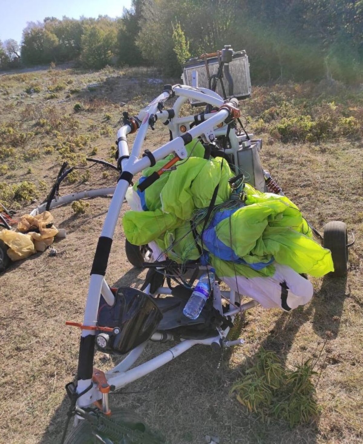 Patlamanın ardından diğer terörist koşarak bölgeden kaçmaya çalıştı. Kaçan terörist kısa süre sonra güvenlik güçleri tarafından etkisiz hale getirilirdi. Yaşanan çatışmalar ve patlamada hayatını kaybeden güvenlik gücü ya da sivil kaybın olmadığı bildirildi. Hatay Valisi Rahmi Doğan, İskenderun'da etkisiz hale getirilen 2 teröristin paramotor ile Mümbiç'ten Amanoslara iniş yaptığı bilgisini verdi.