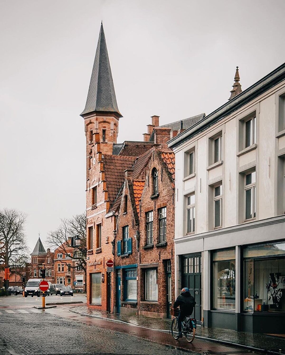 ☃ Eğer kış aylarında gitmişsen ve bir de şansına kar yağıyorsa Brugge'ün bambaşka bir boyutunu yaşaman mümkün. ⠀