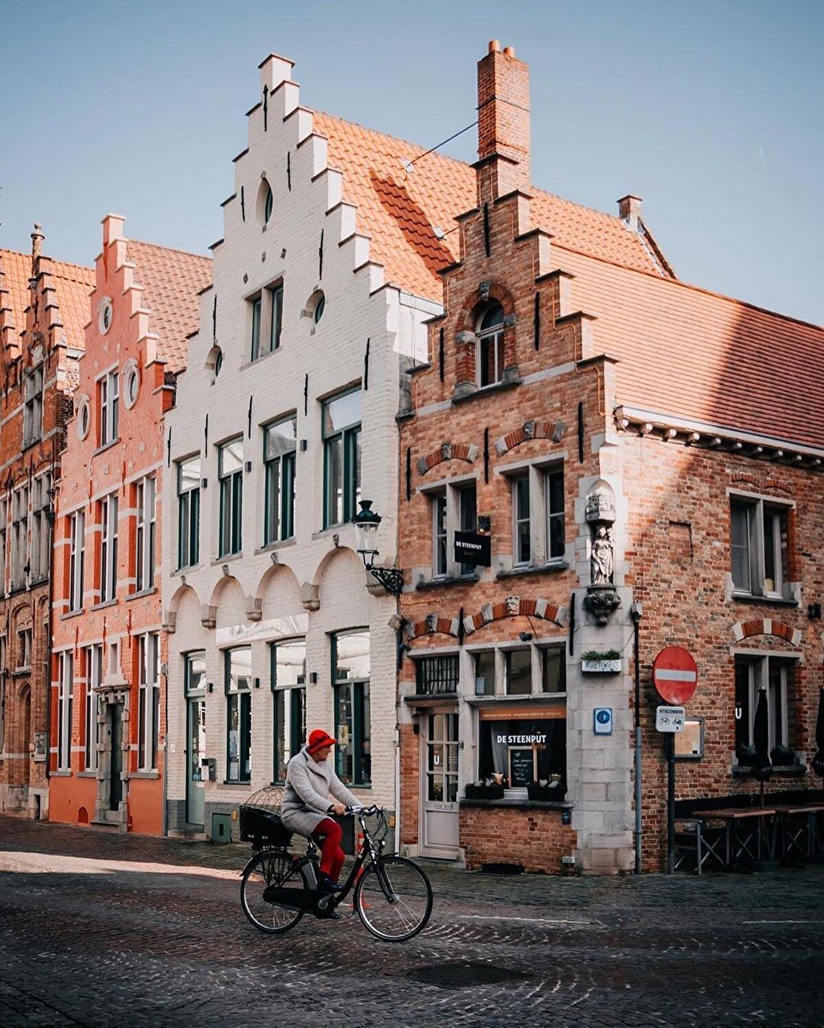 Eğer müze, kilise benzeri mekanların içlerinde zaman geçirmeyeceksen birkaç saatlik bir turla tüm şehri görebilirsin. Ne var ki Brugge'da botla kanal boylarını turlamamışsan, yakınlarına bu şehre gittiğini hiç söylememen daha isabetli olacaktır. 🤭⠀