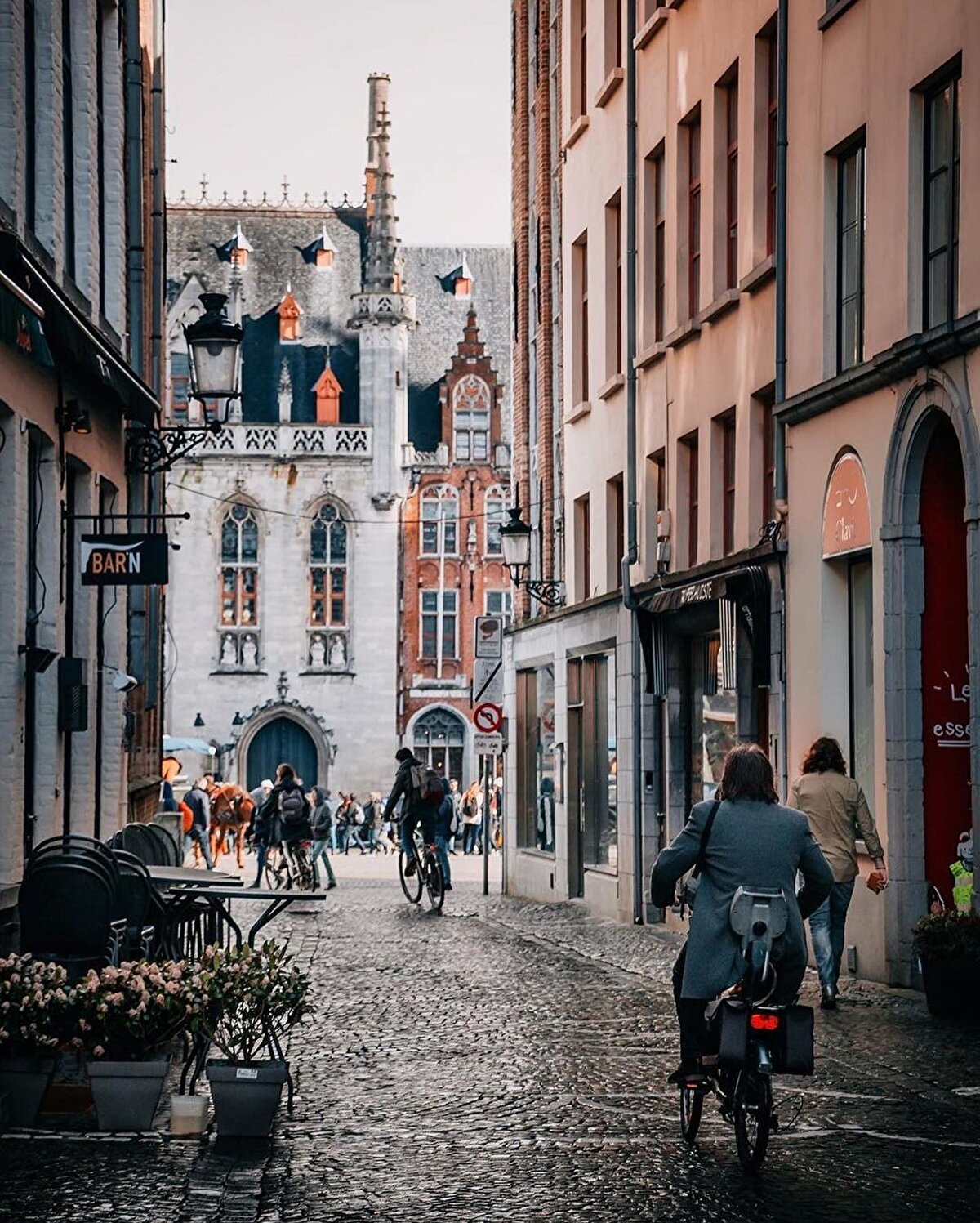 🌿 Mevsim baharsa, yine o masal evlerin önündeki rengarenk çiçeklerin kokusu, insanın içindeki farklı diyarları görüp yaşama tutkusunu katlayarak büyütür.