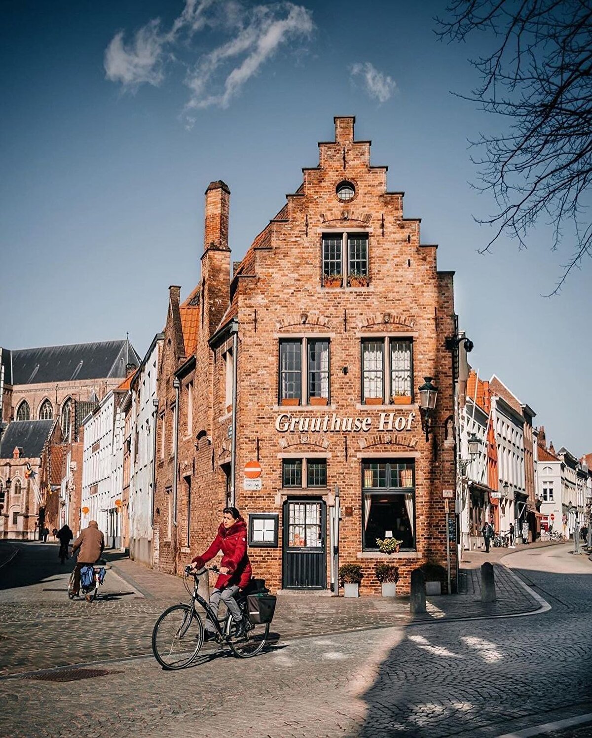 ✨ Şehir ziyaretçisine kanallarının iki yakasındaki, kimileri 16 ve 17. yüzyıldan kalma masalsı evleriyle harika bir ambiyans sunuyor. Ancak Brugge yaz aylarında inanılmaz bir turist akınına uğradığı için kış aylarında gitmek çok daha akıllıca olacaktır.