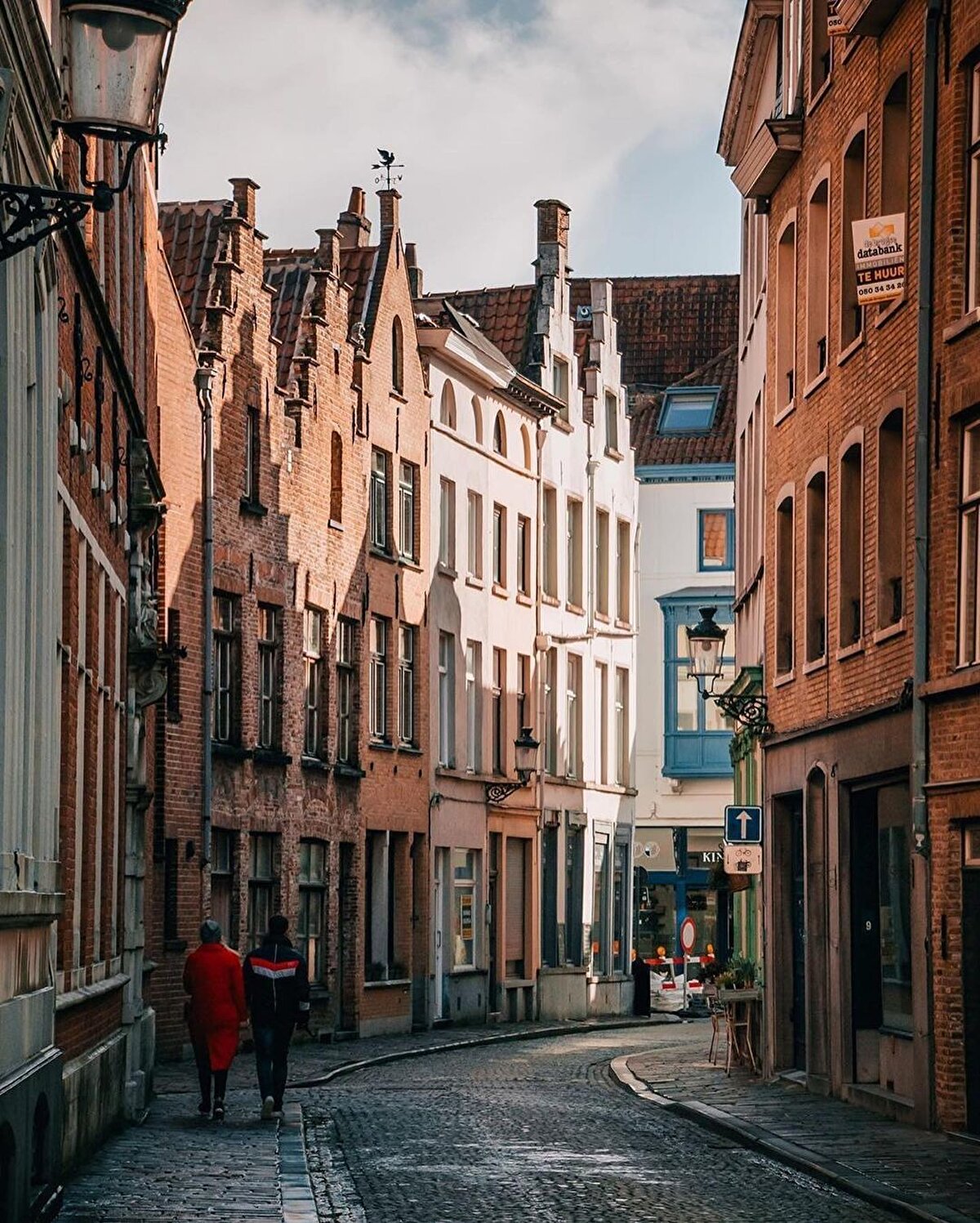 🐴 Brugge’da iri kıyım paçalı atların çektiği faytonlarla da gezilebilir. Ancak biz senin de merhametli bir hayvansever olduğunuzu düşünüyor ve bu seçeneği çıkartıyoruz.