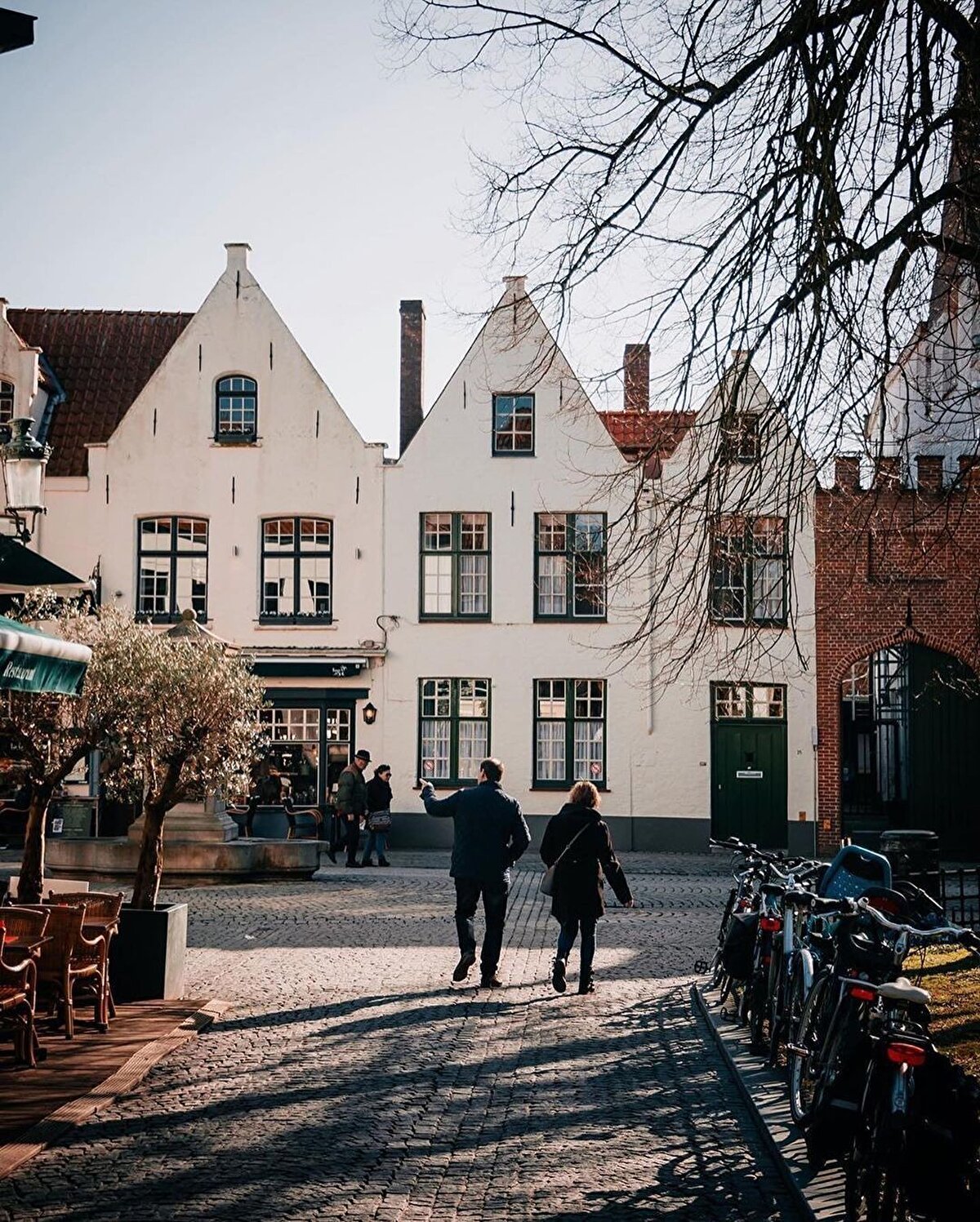 🌞 Evet, yazları sıcak ve inanılmaz kalabalık olabilir. Ancak o vakit de dallarını kanala doğru eğmiş bir ağacın gölgesindeki bankta endamla gezinen kuğuları seyredebilir, bot turuyla tüm o muhteşem evleri daha yakından görebilir, balkonlarında ve verandalarında anın keyfini sürenlere el sallayabilirsin.