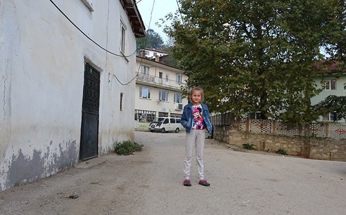 Köylerinin 600 yıllık geçmişe sahip olduğunu ifade eden Bağlı köylüleri, “Tükettiğimiz her şeyi kendimiz köyümüzde yetiştiriyoruz. Dışarıdan hiçbir şey alıp yemiyoruz. Kuru bakliyat, sebze, meyve, et, süt, süt ürünleri ve ekmeğimizi kendimiz üretiyoruz. Tamamen sağlıklı besleniyoruz. Köyümüzün havası da çok temiz. Bugüne kadar hiç korona virüs vakası görülmedi. Köyümüzde dışarıda çok sayıda çalışan olmasına rağmen tedbirler en üst düzeyde. Köyümüzde hiçbir etkinlik düzenlenmiyor. Sosyal mesafe kurallarına uyuyoruz. İnşallah bundan sonrada görülmez" dedi.