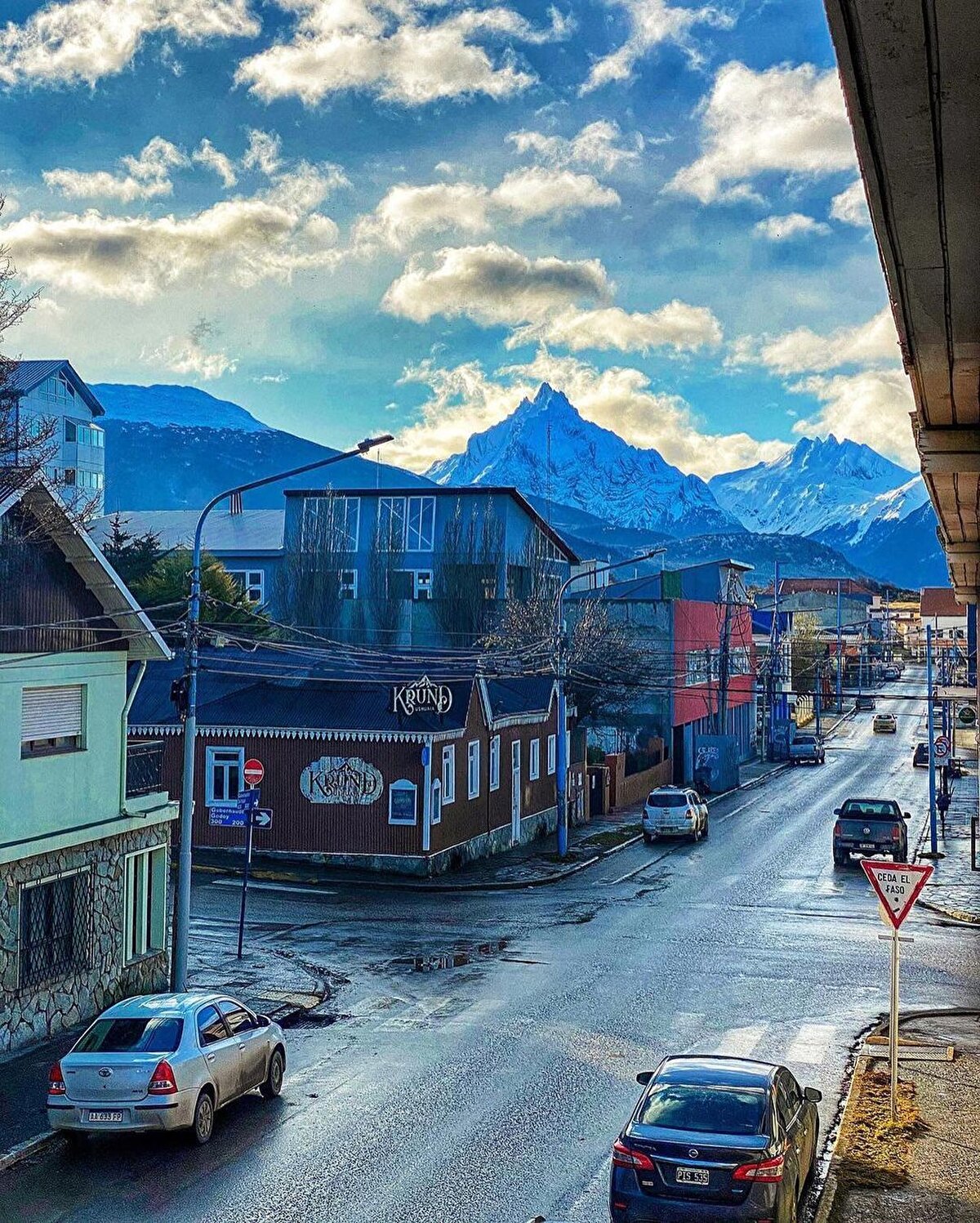🏔Ülkenin başkenti Buenos Aires’ten 3068 km uzaklıktaki bu şehirde yaşamanın melankolik bir hal alacağı malum. Ancak bölgenin dünyadan izole olmuş durumu ve şaşırtıcı doğal güzelliği insanda ayrı bir bağ oluşturuyor. Bölge 6 bin yıl boyunca Onas ve Yamanes adlı iki yerli halka ev sahipliği yapmış. Bölgedeki huzur 16. yy’da Avrupalı yerleşimcilerin gelişiyle bozulmaya başlamış.