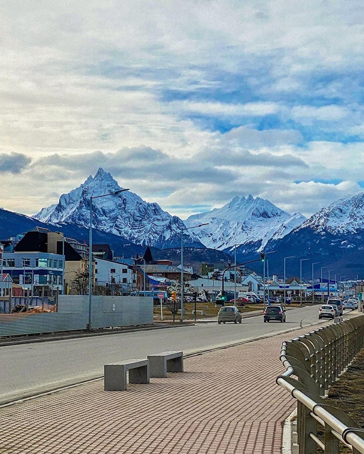 Ushuaia, çetin geçen kışları nedeniyle suçluların sürüldüğü “Güney Sibiryası” lakaplı bir mahkûm kolonisine ev sahipliği yapmış olmasına rağmen, bugün turistik ve modern bir şehir