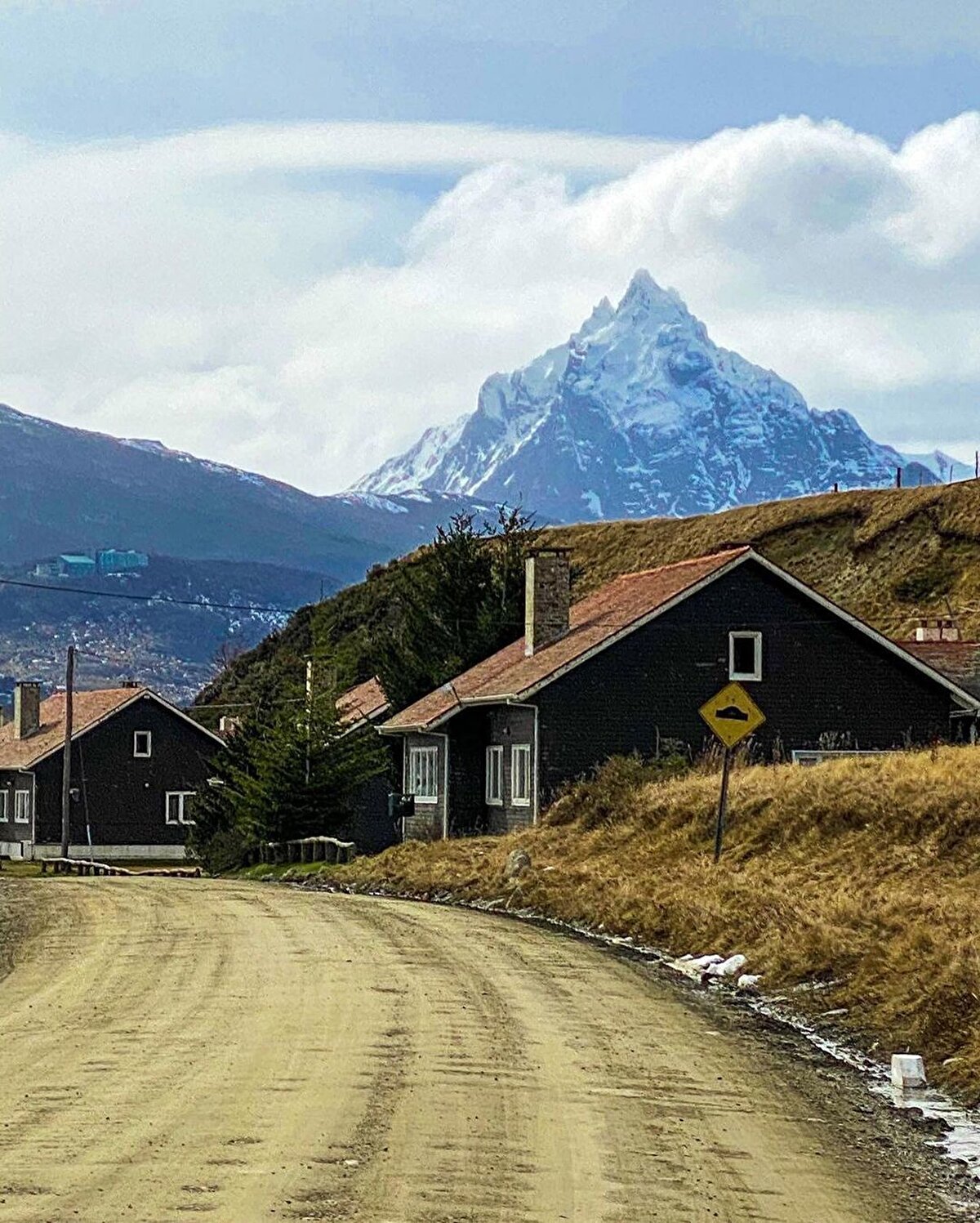 ✨“Dünyanın sonu” olarak ünlenen bir şehrin aslında varılacak son durak olması gerekir gibi bir algı var. Ancak çoğu gezgin Ushuaia’yı Antarktika’ya geçiş için bir durak olarak da kullanıyor.