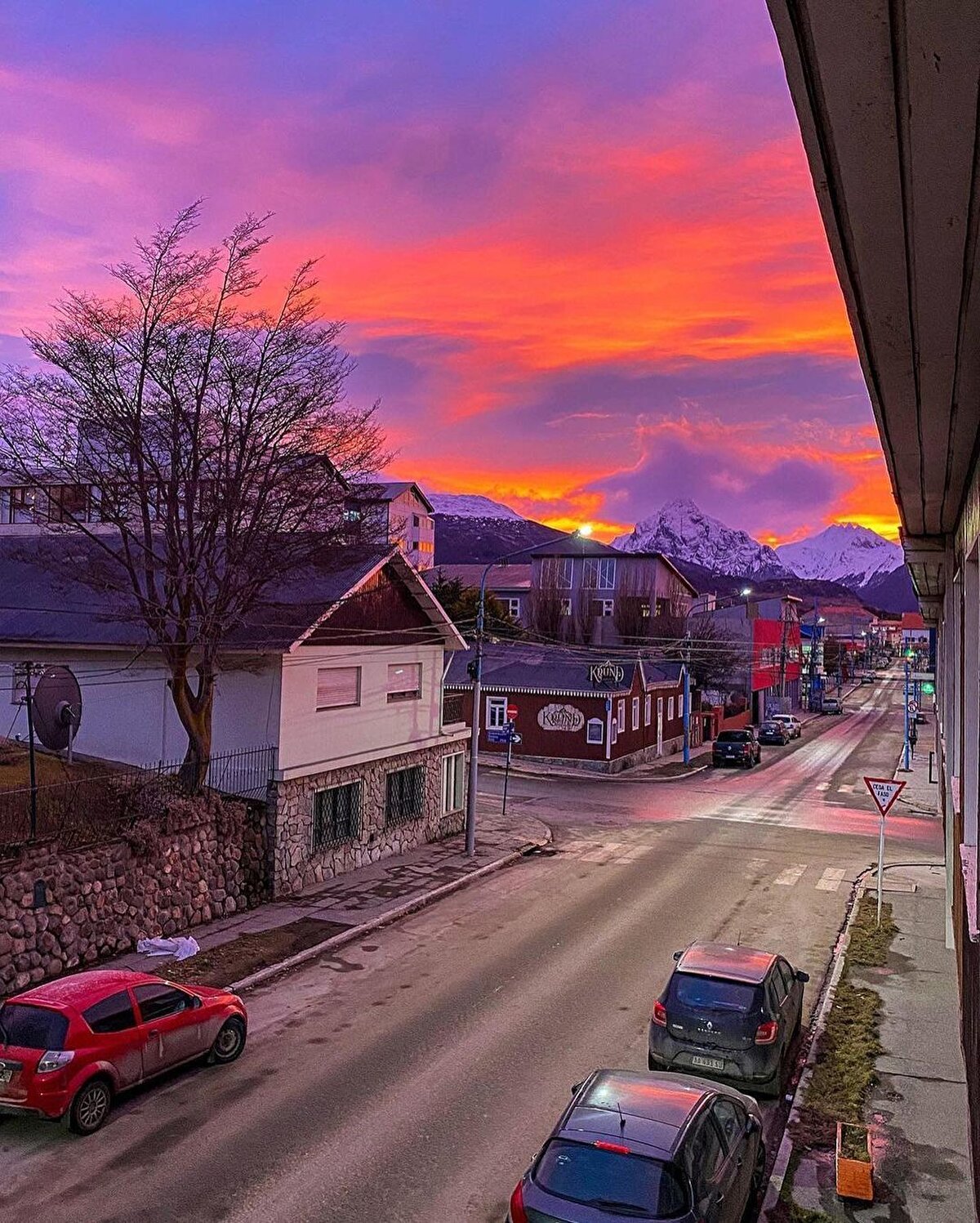 Soğuk ve rüzgârlı Ushuaia'nın doğal güzelliği, dünyanın dışına çıkıldığı algısını oluşturan Antarktika’ya bir giriş kapısı gibi… ⠀