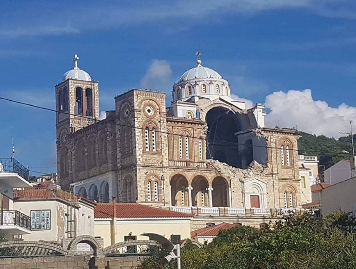 Sisam Adası'nda biri ağır olmak üzere 10 kişinin yaralandığı, adadaki havalimanının çatısında meydana gelen çatlaklar nedeniyle uçuşların bir süre gerçekleştirilemediği aktarıldı.
