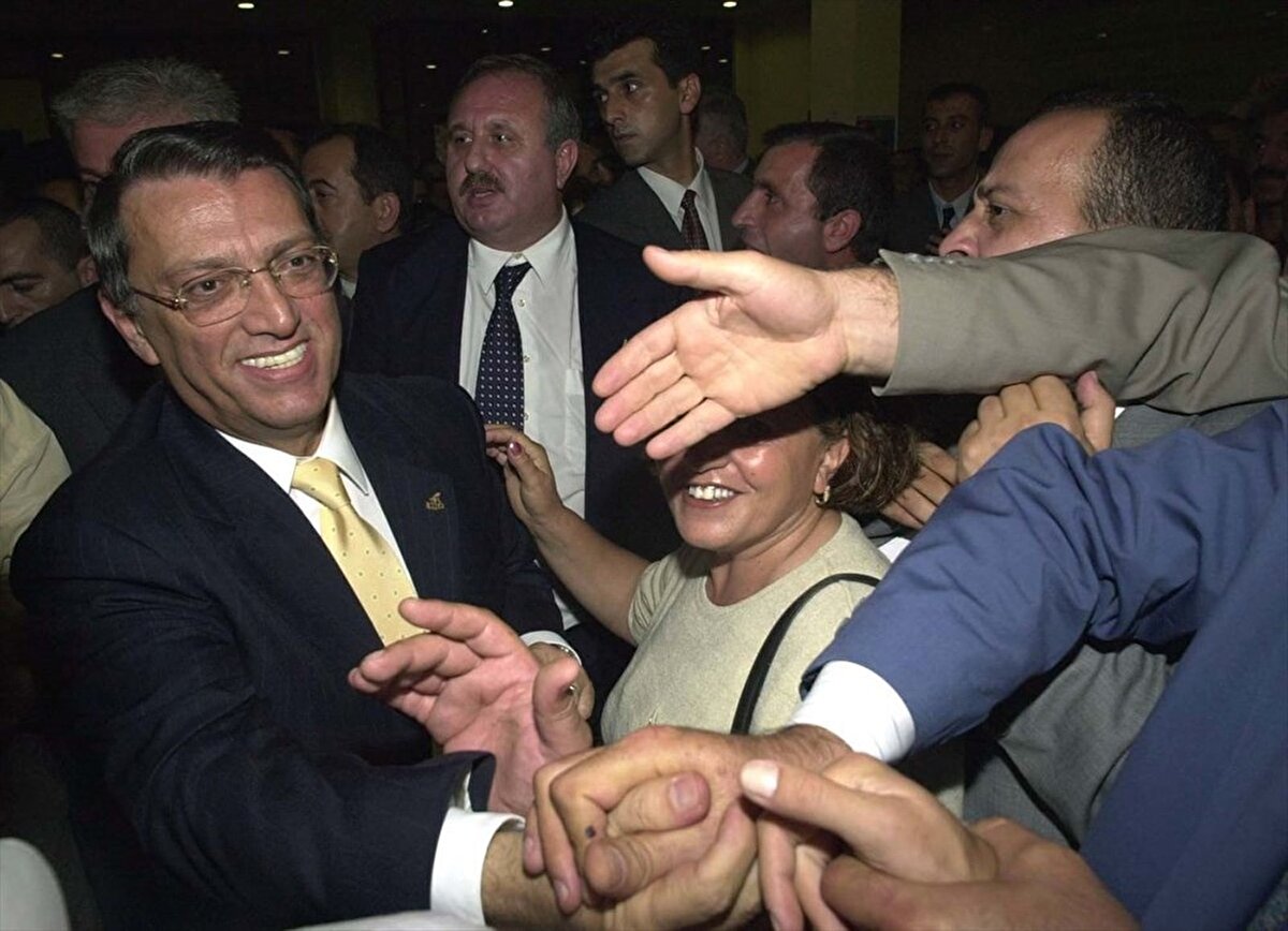 Almanya'da yüksek lisans yaptı. Bir süre özel sektörde çalıştıktan sonra, Turgut Özal'in isteğiyle 1983 yılında Anavatan Partisi kurucu üyesi olarak siyasete girdi. Henüz 36 yaşındaydı.