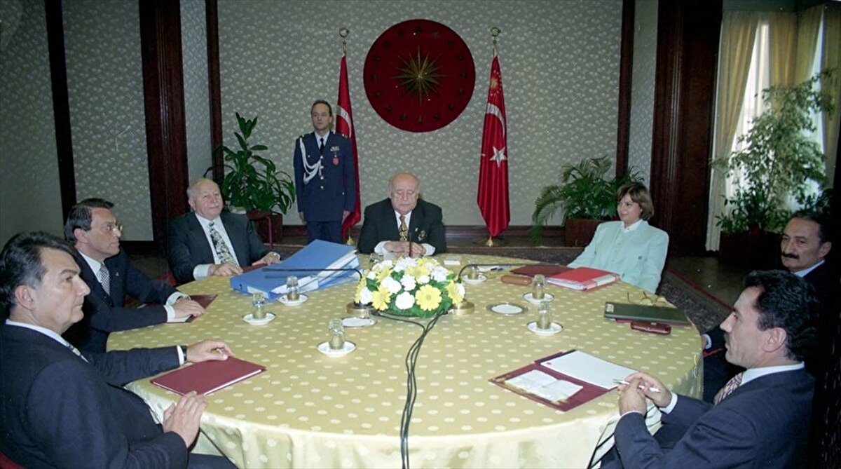 Mesut Yılmaz 6 Kasım 1947'de istanbul'da doğdu. İstanbul Erkek Lisesini ardından Ankara Üniversitesi Siyasal Bilgiler Fakültesini bitirdi.