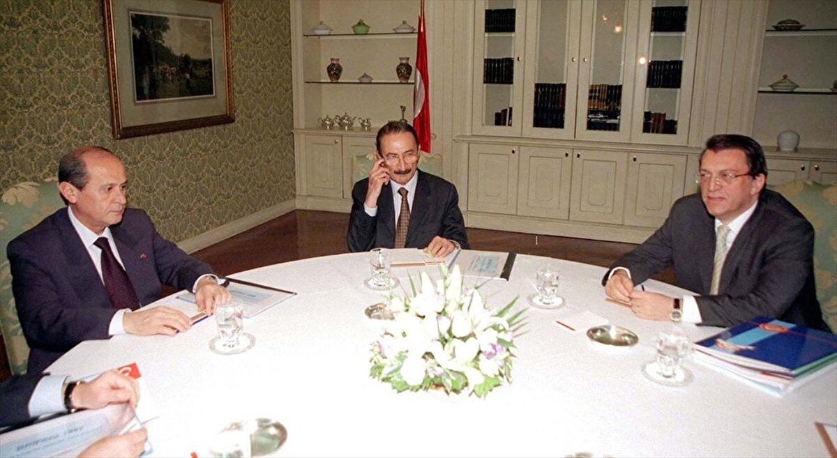 Mesut Yılmaz 2002 seçimlerine kadar başbakan ya da yardımcısı olarak koalisyon hükümetlerinde görev yaptı.