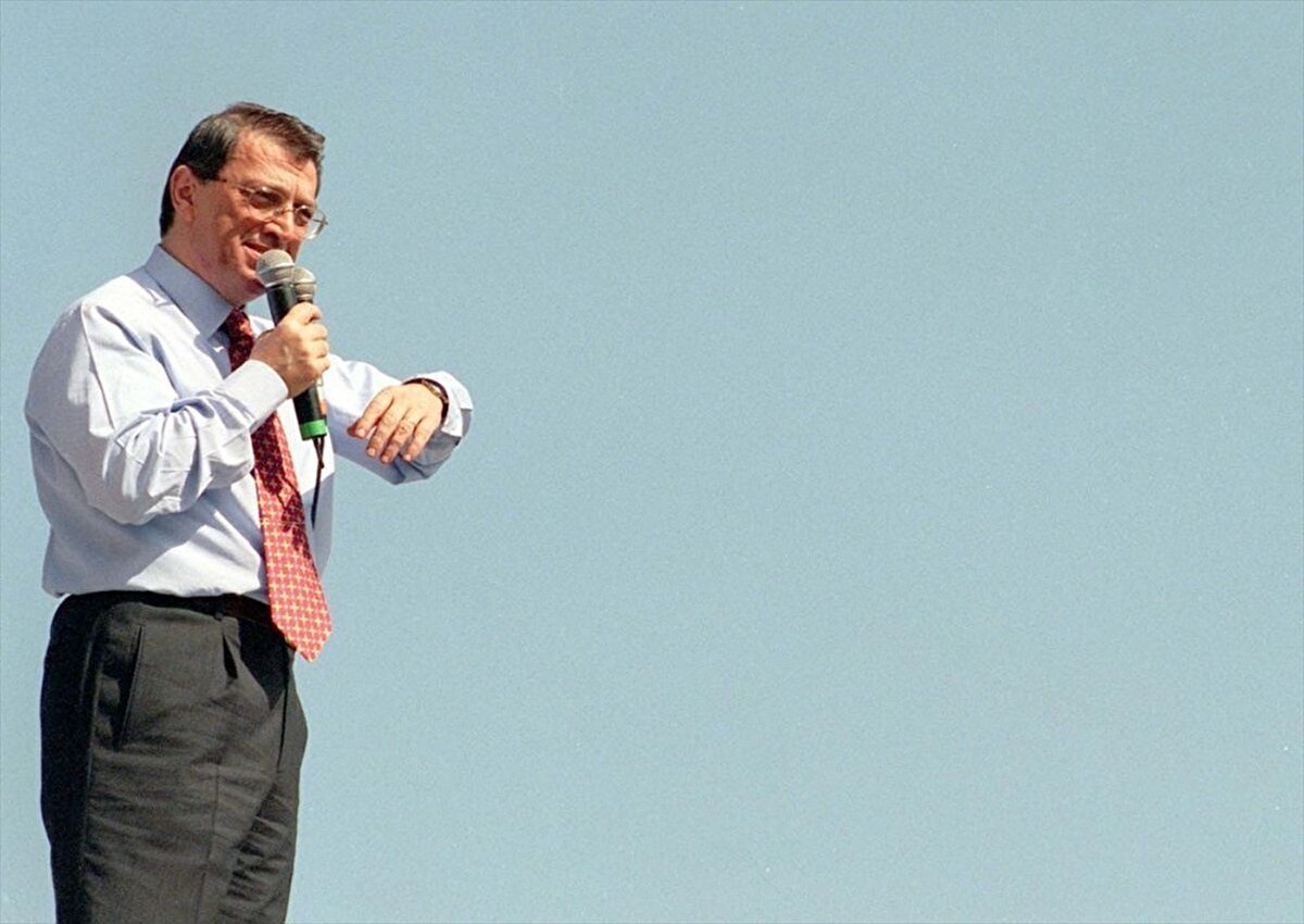 2004 yılında, başbakanlığı döneminde yapılan Türkbank ihalesine fesat karıştırıldığı iddiasıyla Yüce Divan'a gönderildi. Yüce Divan'a sevk edilen ilk başbakan oldu.