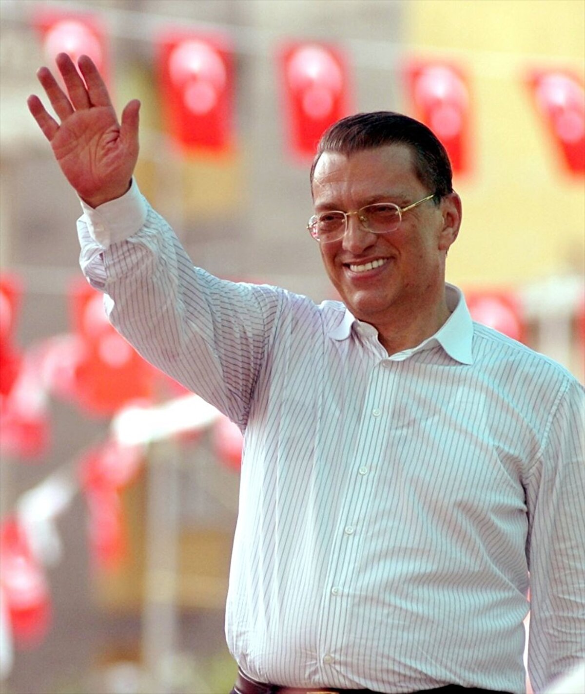 Siyasete hızlı başladı. Rize Milletvekili olarak meclise girdi; 1990 yılına kadar kurulan hükümetlerde bakanlık görevleri üstlendi.