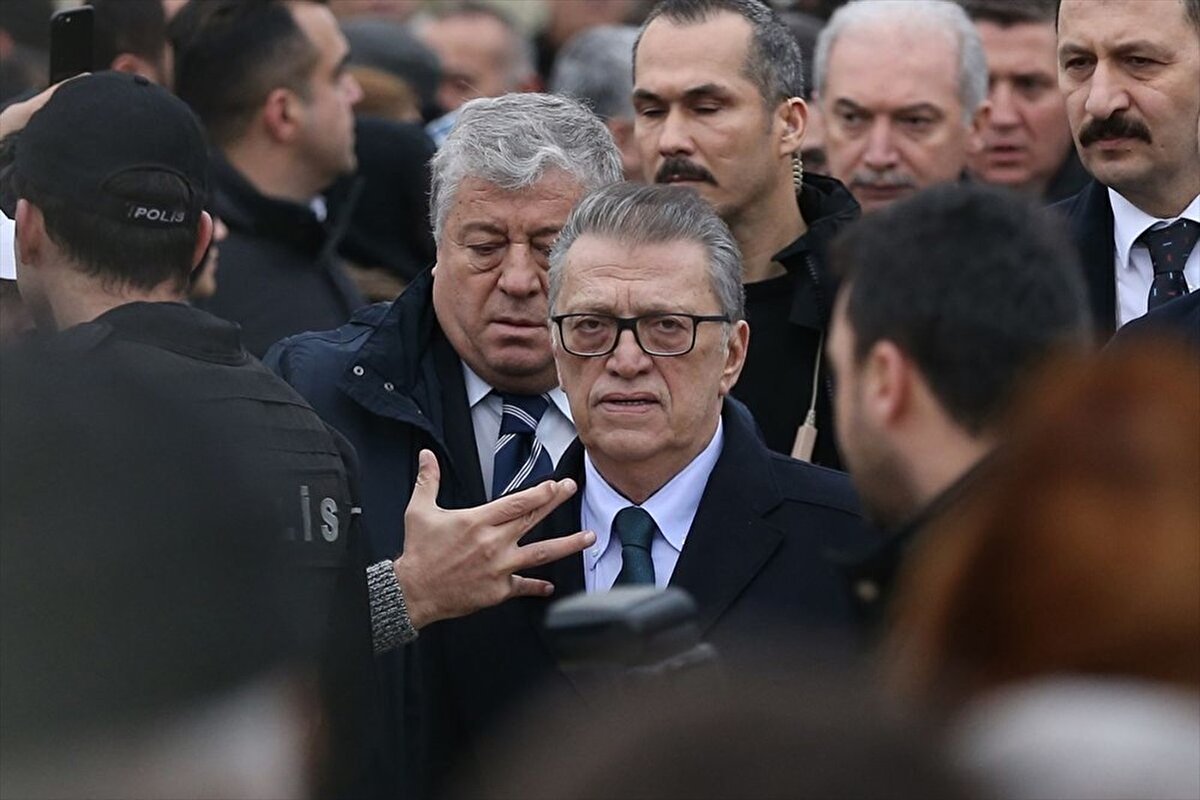 Yılmaz, Şişli'de tedavi gördüğü özel hastanede bugün hayatını kaybetti. Mesut Yılmaz, bir süredir tedavi altında bulunuyordu.