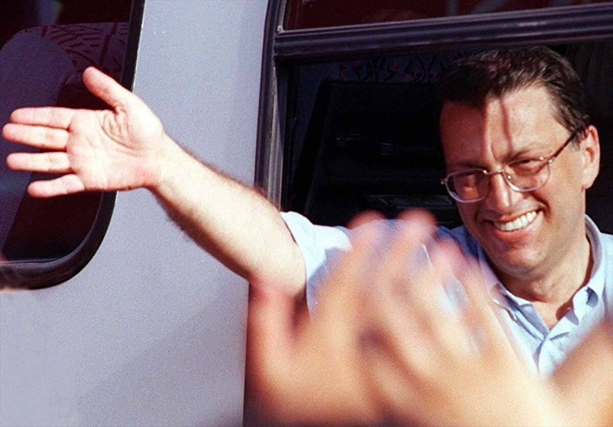 1995 seçimlerinden sonra DYP ile koalisyon hükümetinde başbakan oldu. Ancak ortağıyla anlaşamayınca kısa sürede istifa etti. Türkiye'nin çalkantılı yıllarıydı.