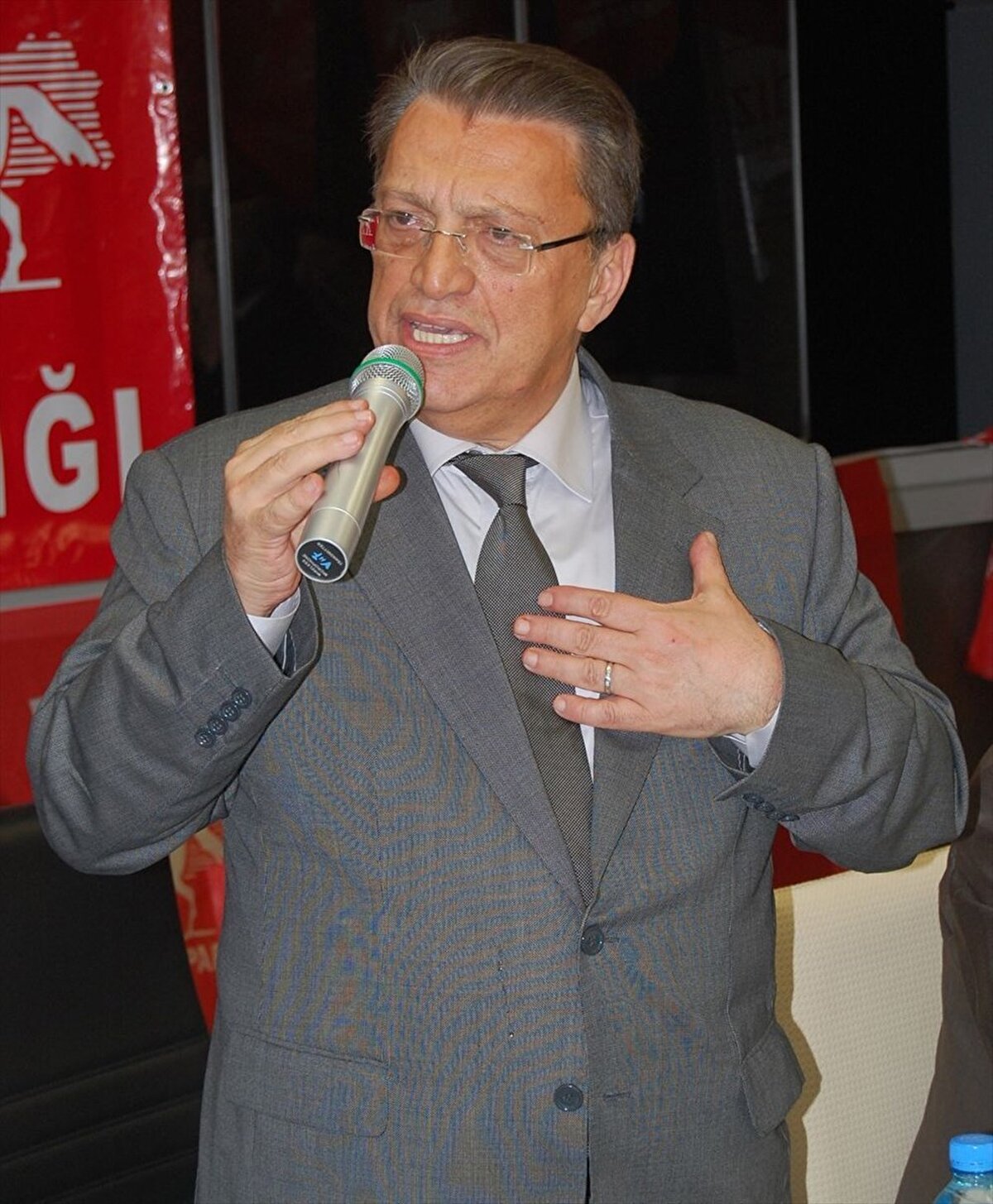 Eski başbakanlardan Mesut Yılmaz, 72 yaşında vefat etti.