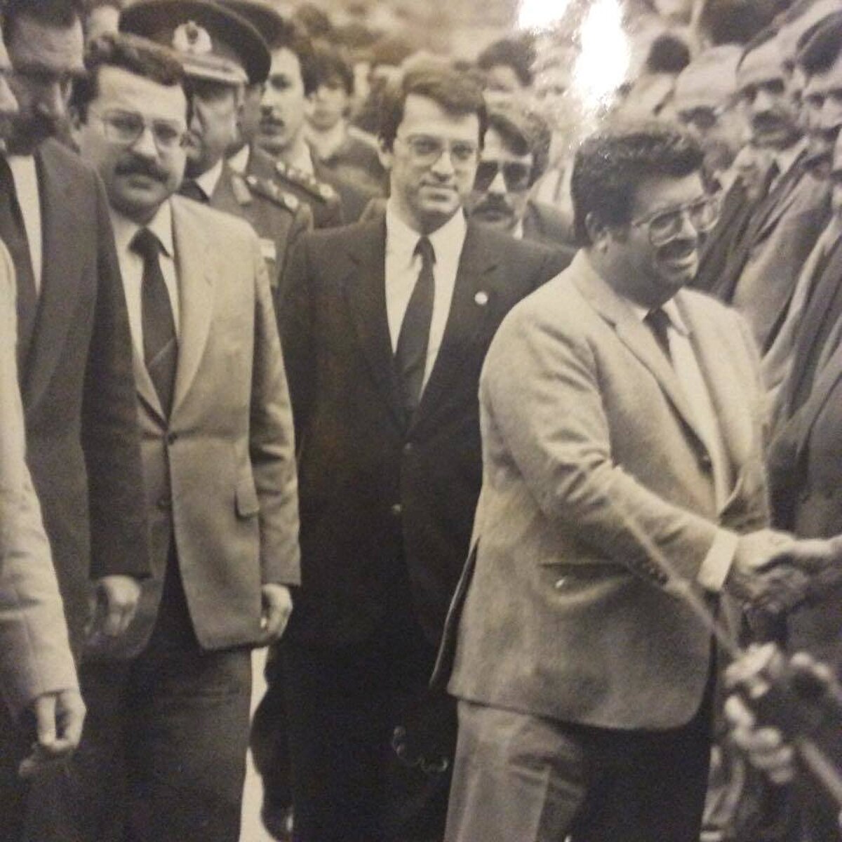 Almanca ve İngilizce bilen Mesut Yılmaz, spora özellikle de futbola olan ilgisiyle de tanınıyordu. Koyu bir Galatasaray taraftarıydı.