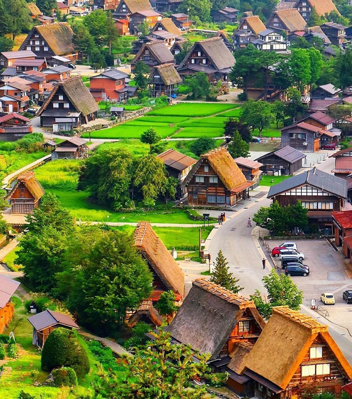 🏡Çatı mimarisiyle dikkat çeken geleneksel gassho-zukuri çiftlik evleri, Shirakawa-go bölgesinin klasik atmosferini oluşturan en önemli yapı taşları arasında. Ellerin çenenin alt kısmında üçgen şekilde birleştirme seremonisinden (dua-selam) yola çıkılarak bu hareketin üçgen çatılara benzetilmesi, mimariye gassho-zukuri yani dua eden eller adının verilmesini sağlamış.