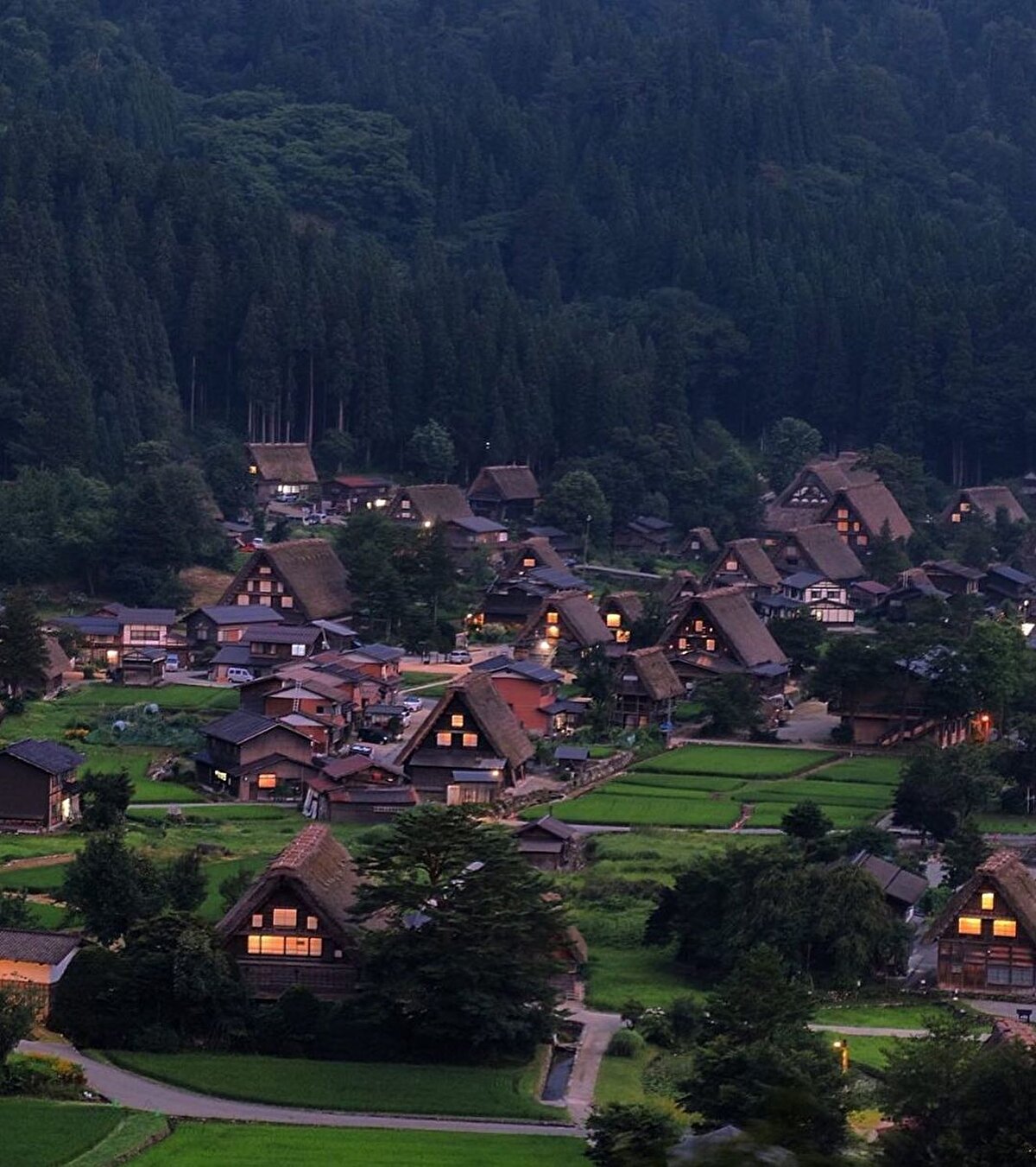 🌳Pirinç tarlalarının eşlik ettiği bu orijinal mimari manzara kesinlikle uzun bir seyre değecektir. Tarihi, doğası, mimarisi, havasıyla eski bir Japonya’yı görmek isteyenler için; Shirakawa-go.