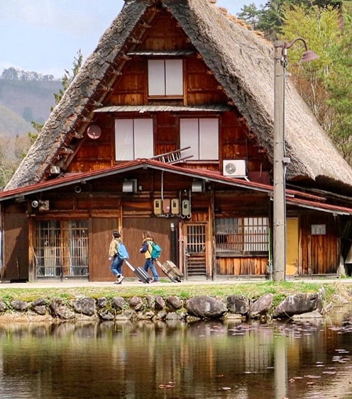 Üçgen çatılı geleneksel Japon köy evleri sürekli dua halindeler yani. Bu güçlü sivri çatılar sayesinde zorlu kış şartlarının getirdiği ağır kar yağışının evlere zarar vermesi ve çatıları çökertmesi engelleniyor. Yüzyılların getirdiği bir mimari bilgelikle, bağlantı parçası kullanmadan inşa edilen bu geleneksel evleri başka bir ustanın bu sağlamlıkta yapması mümkün değil. İncelik ve bilgelikle yapılmış gassho-zukuri evlerinin en kıdemlisi, köydeki bütün ilgiyi üstüne toplayan Wada House. ⠀