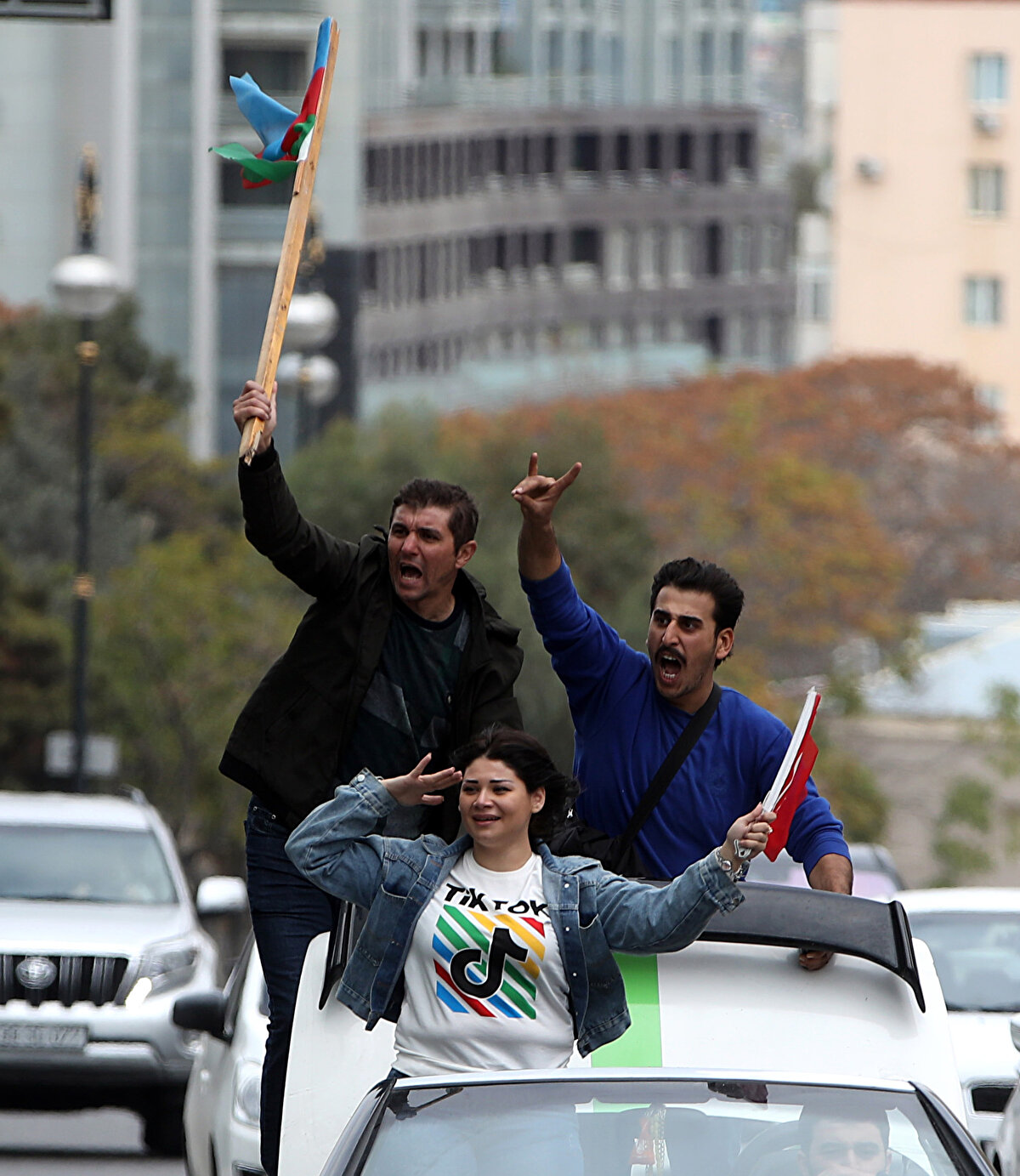 Başkent Bakü, saatin ilerlemesine rağmen coşkulu kutlamalara sahne oldu. Binlerce Bakülü ellerinde Azerbaycan ve Türk bayraklarıyla çıktıkları sokaklarda sevinç gösterisinde bulundu.