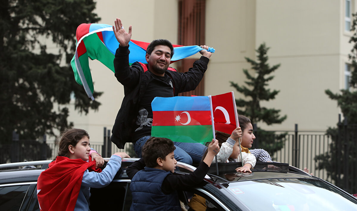 Ülkenin ikinci büyük kenti Gence'de de halk, Ermenistan işgalinden kurtarılan bölgeler için kutlama yaptı.