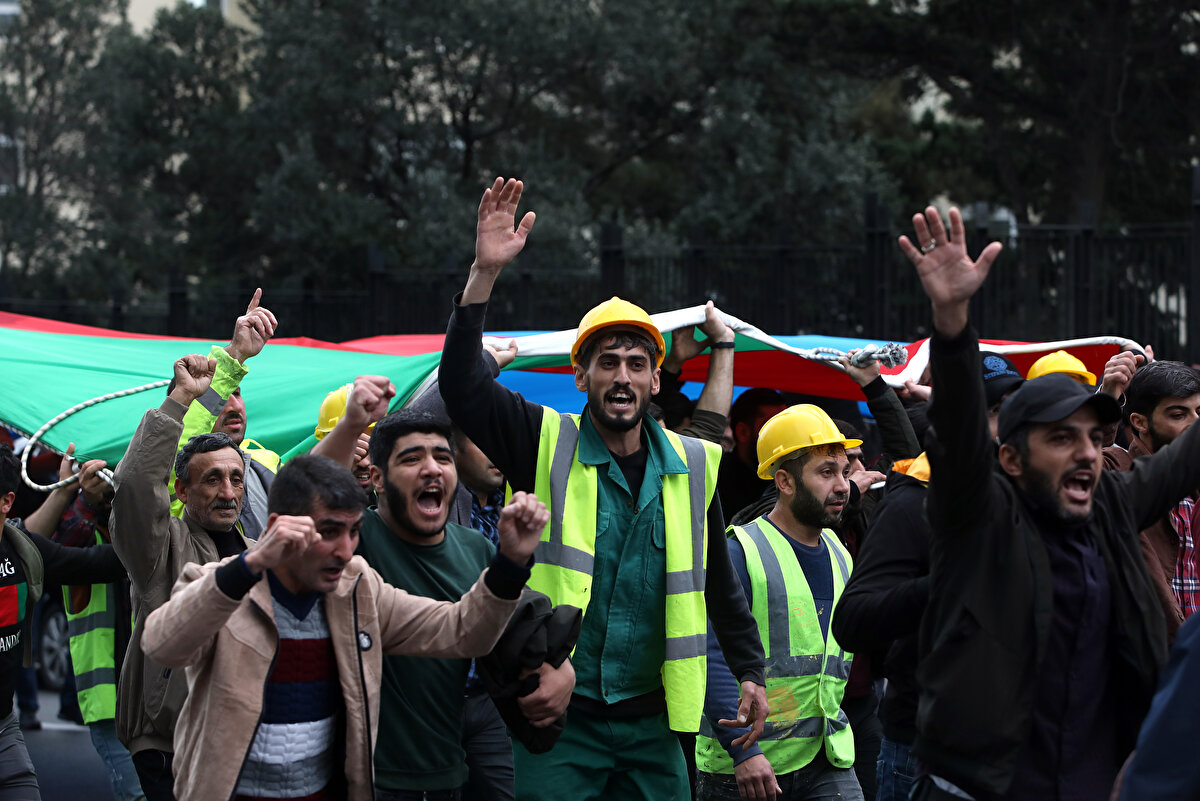 Azerbaycanlılar sokaklarda dans ederek birbirlerini kutlarken bazıları da arabalarıyla sokaklarda tur attı.