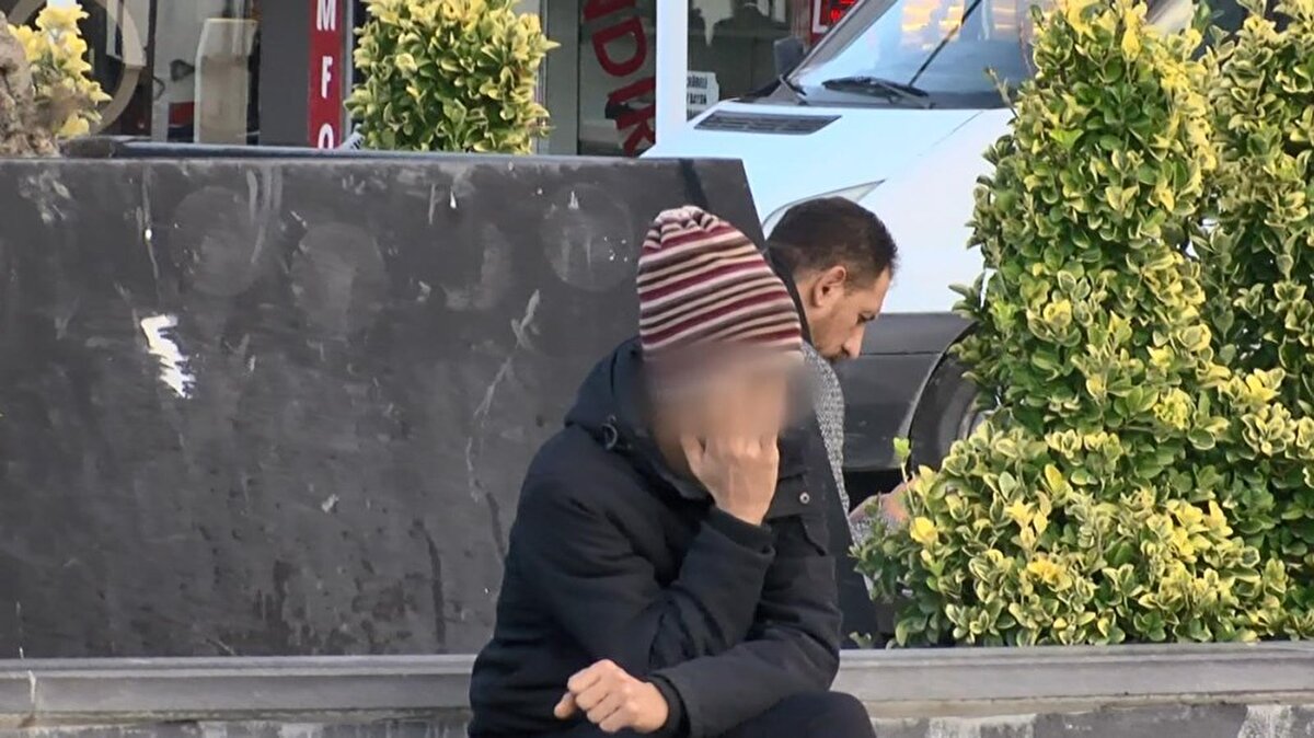 Sigara içen bir başka vatandaş ise, Dün akşam çıktı bu yasak evet ama sigaraya alışkın biri için çok zor. Dikkat edeceğiz tabi ki. Elimde var şu an doğru. Maske indiği için yasak sigara içmek evet ama sigarayı nerede içeceğiz? Kapalı yerde içemiyoruz, evde içemiyoruz, dışarda içiyoruz. Buna da bir şey yapılması gerekiyor dedi. Kameraları görünce sigarasını söndüren manav Ali Korkmaz, uygulamadan haberi olmadığını söyledi. Korkmaz, Yasak ise tamamdır. Söndüreyim. Bilmiyordum. Maske şu an yok evet sigara içtiğim için takmamıştım. İyi olmuş bu karar. Hem sigara sağlığa zararlı. Bence yerinde olmuş yani. Maskemi de takıyorum hemen. Çok teşekkür ederim ifadelerini kullandı.